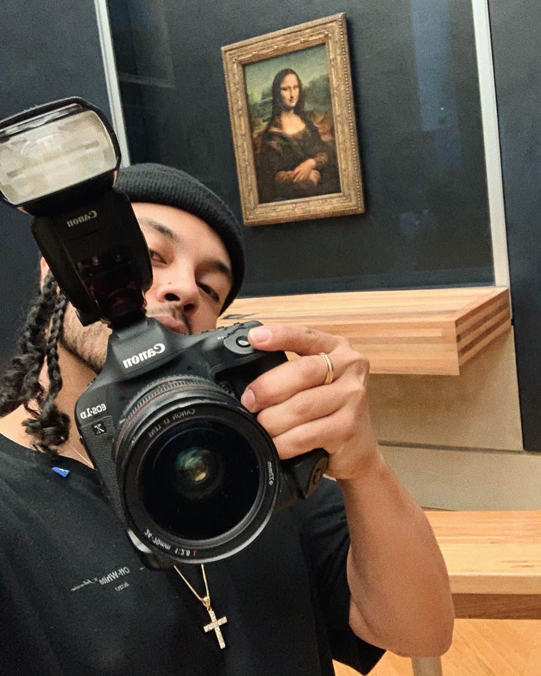 Alfredo Floresのインスタグラム：「not everyday you get to hang with the Mona Lisa and tour an empty Lourve with your homies. You a real one @arianagrande 🙏🏽📸 #monalisa #louvremuseum」