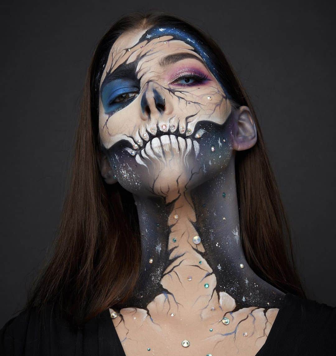 NYX Cosmeticsさんのインスタグラム写真 - (NYX CosmeticsInstagram)「That 👏 detail👏 Recreate @evelinpallag's intricate cracking skull using our  SFX Creme Colour in 'Black' + White Liquid Liner + Epic Ink Liner + Ultimate Shadow Palette in 'Brights' 💀✨ || #nyxcosmetics #nyxprofessionalmakeup #crueltyfreebeauty #wonderlandafterdark」10月28日 3時12分 - nyxcosmetics
