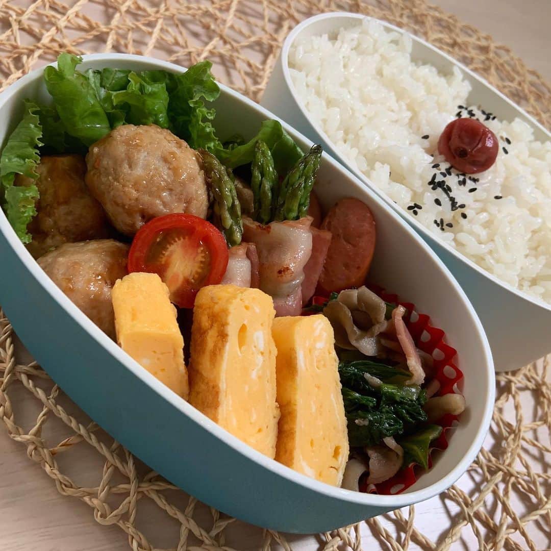 本田しおりのインスタグラム：「#今日のお弁当  #鶏団子（オイスターソース衣） #甘い卵焼き#アスパラベーコン#スパイシーチョリソー#青梗菜と舞茸とベーコンの中華炒め  #鮭とゆかりのおにぎり🍙  #お弁当 #本田弁当 #旦那さん弁当 #神ちゃん弁当 #神弁」