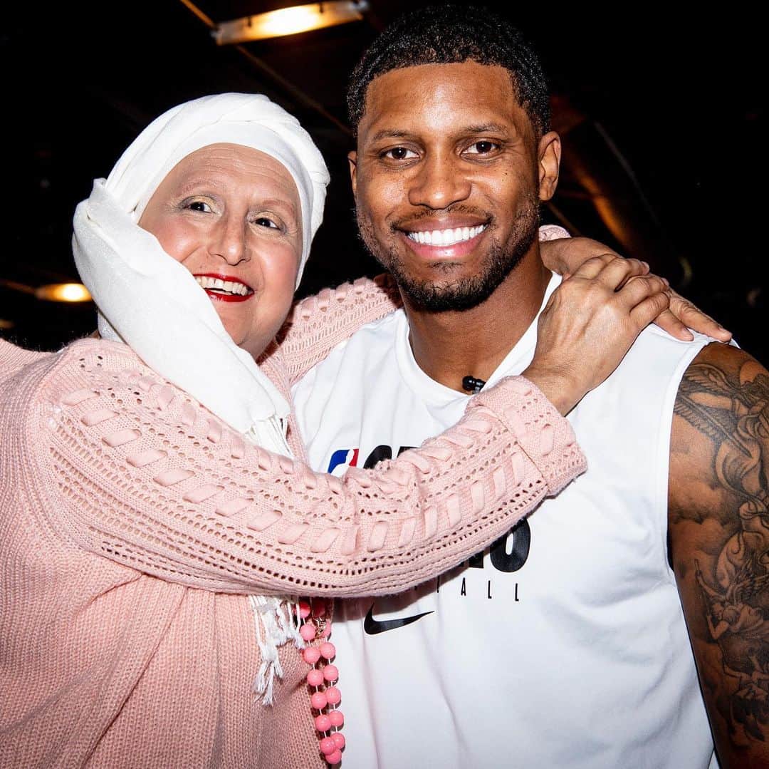 ルディ・ゲイさんのインスタグラム写真 - (ルディ・ゲイInstagram)「Spent some time with some real survivors before last game.  #breastcancerawareness special thank you to @pumahoops and @essentiawater」10月28日 8時41分 - rudygay