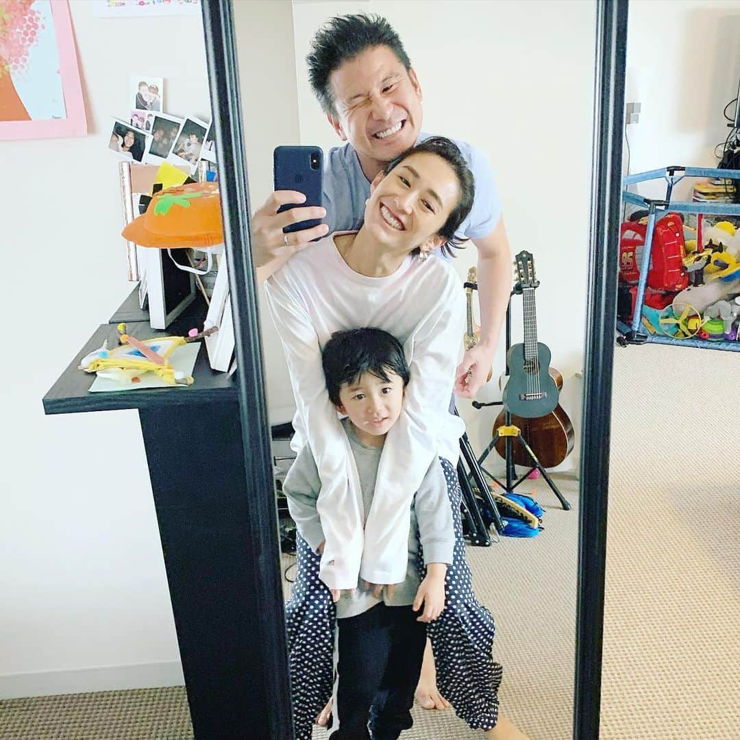 のインスタグラム：「おはようございます！☀️ 今週も楽しく過ごしましょう！😊 Good Morning!  Looks like a beginning of a great week!!😆 #notdrunk #familyphoto #littledean #mommy #monday #mood #鬼ママ#ディーン君#家族写真#1週間#頑張りましょう  @mariakamiyama」