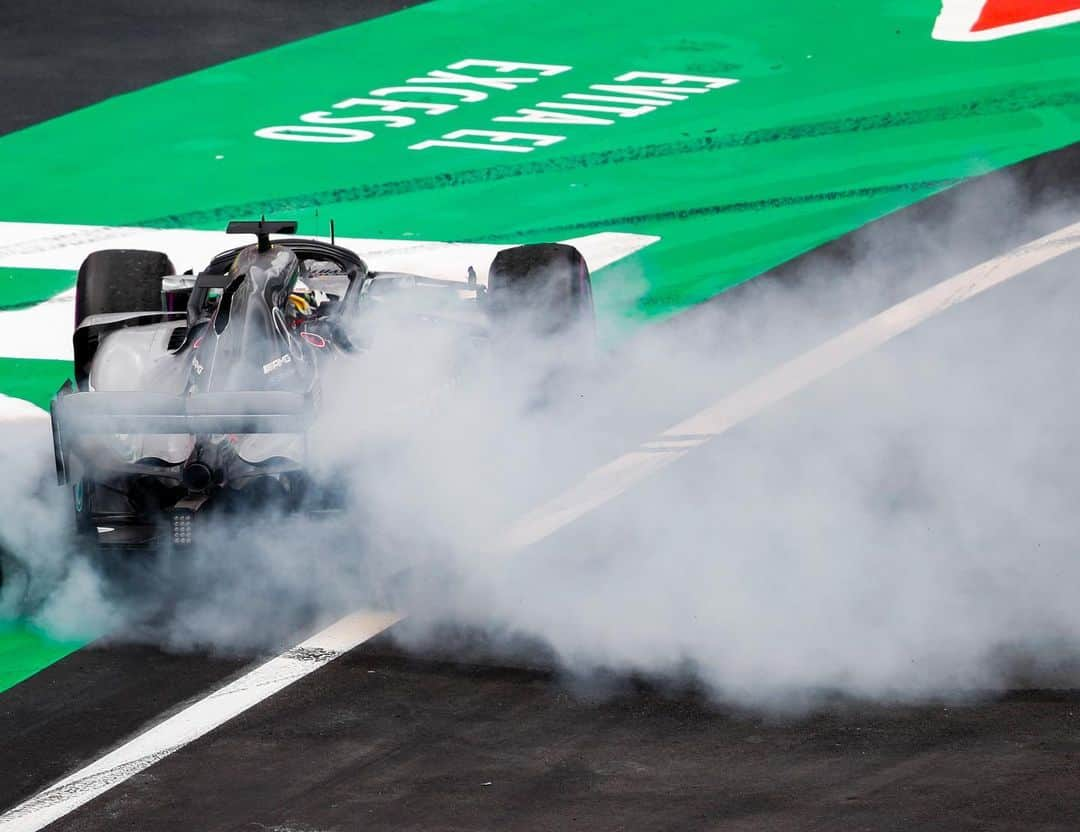 MERCEDES AMG PETRONASさんのインスタグラム写真 - (MERCEDES AMG PETRONASInstagram)「Last time out in Mexico City! 😍 #HiFive 🙌 A chance to make it six today... 👀 • #MercedesAMGF1 #MercedesAMG #F1 #PETRONASmotorsports #MexicoGP #F1esta #LH44 @lewishamilton」10月28日 3時16分 - mercedesamgf1