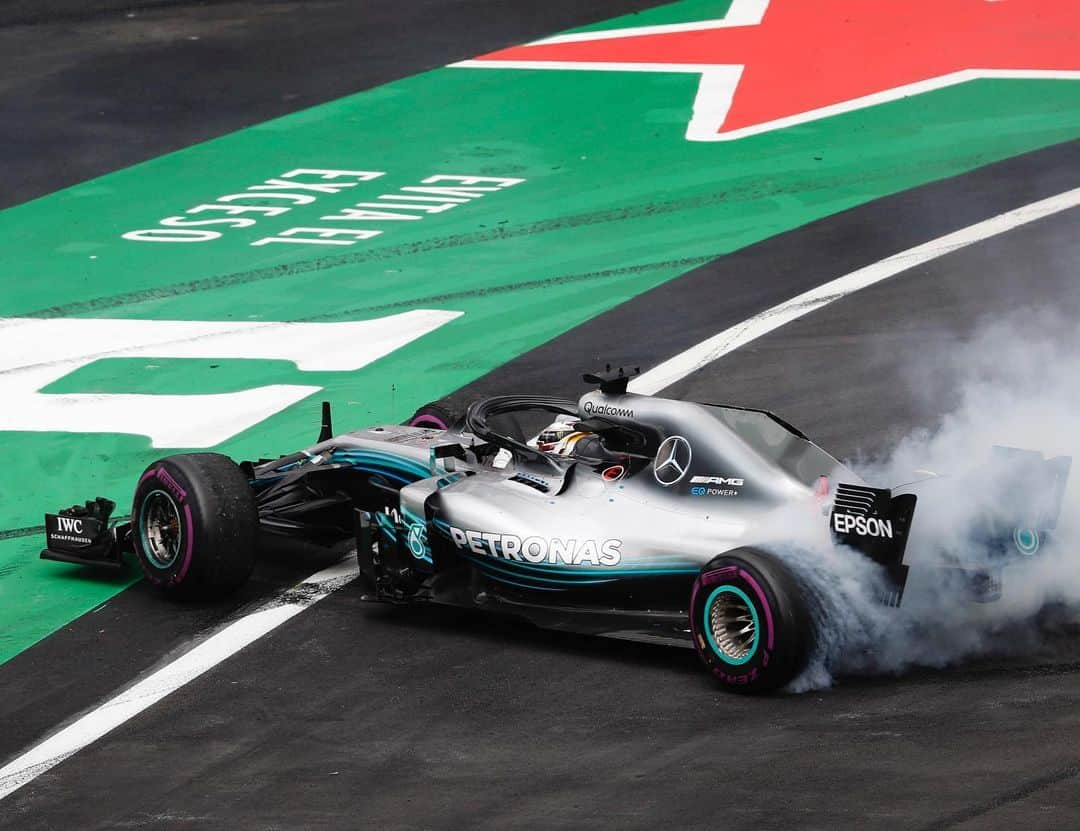 MERCEDES AMG PETRONASさんのインスタグラム写真 - (MERCEDES AMG PETRONASInstagram)「Last time out in Mexico City! 😍 #HiFive 🙌 A chance to make it six today... 👀 • #MercedesAMGF1 #MercedesAMG #F1 #PETRONASmotorsports #MexicoGP #F1esta #LH44 @lewishamilton」10月28日 3時16分 - mercedesamgf1