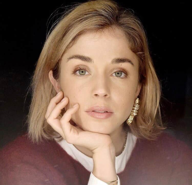 アリス・アイザズのインスタグラム：「Alice. Médium. Voyante. Astrologue.」