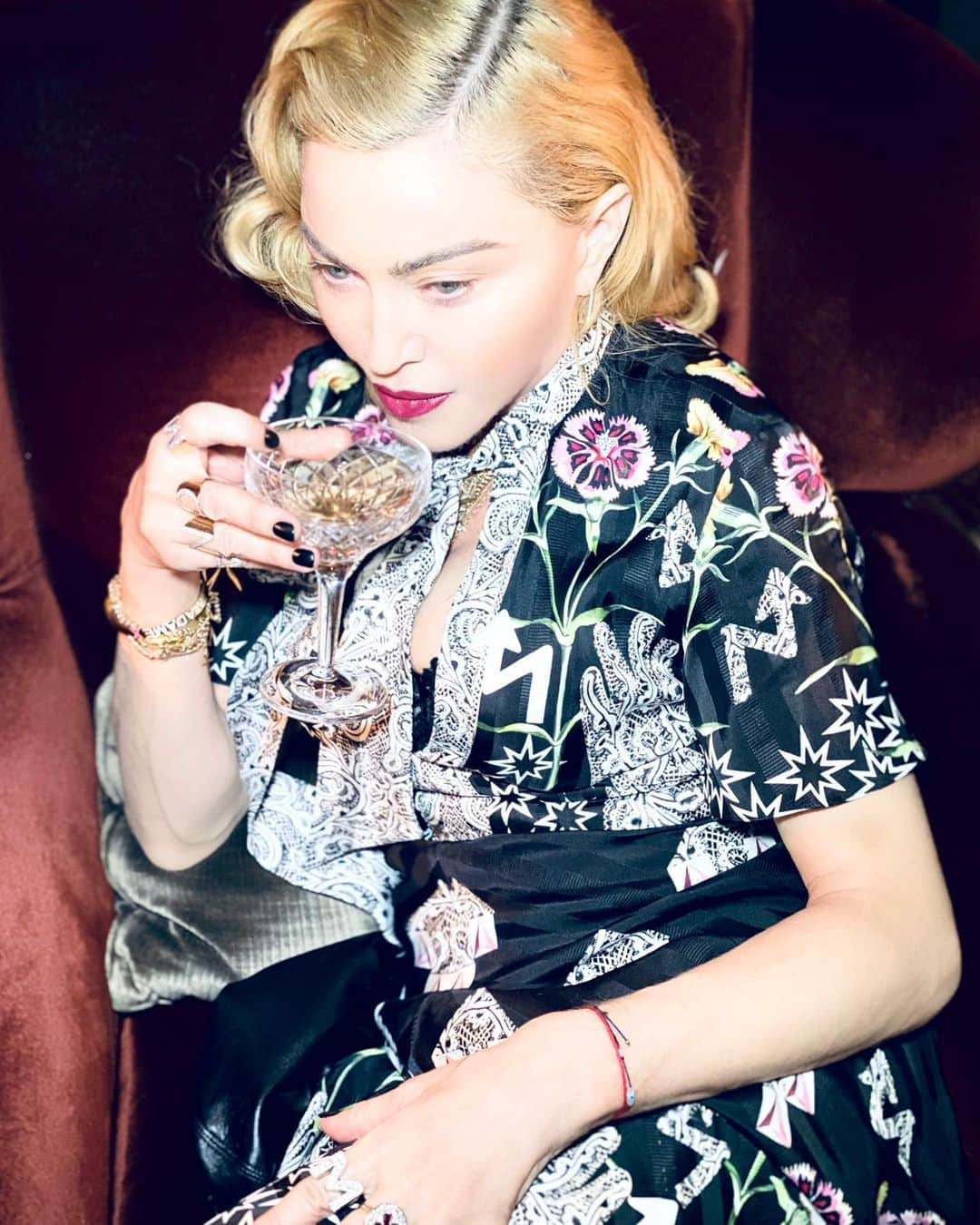 マドンナさんのインスタグラム写真 - (マドンナInstagram)「Movie night in Chicago............so much Fun! ❌👠🎬🎥. #madamex. #escape #sohohouse」10月28日 3時52分 - madonna