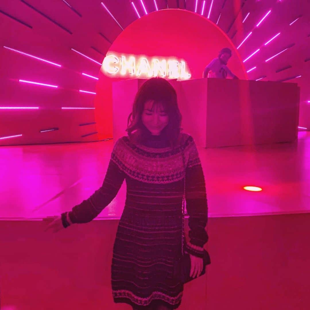 清水彩子のインスタグラム：「シャネルさんにご招待頂き #シャネルマドモアゼルプリヴェ  展のレセプションパーティーに行って来ました❤️ シークレットゲスト㊙️は @pharrell  まさかのvip席からのLiveに感動🥺❤️ #chanel #シャネル  #chanelmademoiselleprivé  #pharrellwilliams #ファレルウィリアムス  #レセプションパーティー #japan」