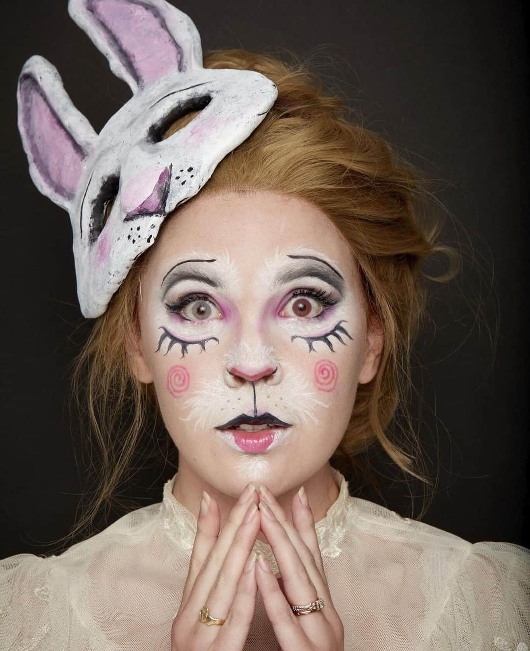 NYX Cosmeticsさんのインスタグラム写真 - (NYX CosmeticsInstagram)「Curiouser and curiouser ✨ Recreate 2018 #FACEAwards winner @rachel_maksy #WonderlandAfterDark inspired look with our Jumbo Eye Pencil in 'Milk' + 'Black Bean' 🐰 || #nyxcosmetics #nyxprofessionalmakeup #crueltyfreebeauty」10月28日 3時59分 - nyxcosmetics