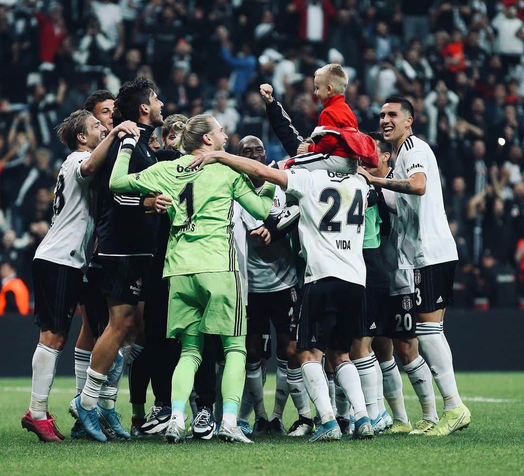 ロリス・カリウスのインスタグラム：「TEAM !!!👊🏻🎉🙌🏻 ⚫️⚪️ #LK1 #Besiktas」