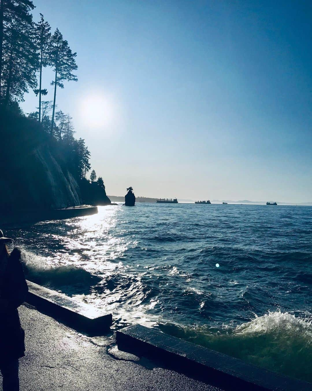 ヴィクトリア・ジャスティスさんのインスタグラム写真 - (ヴィクトリア・ジャスティスInstagram)「Yesterday was epic. If you’re ever in Vancouver, I highly recommend biking along the Stanley Park seawall. I got pretty soaked after this photo but I would do it again in a heartbeat. So worth it. Vancouver, you’re absolutely beautiful 😍.」10月28日 4時15分 - victoriajustice