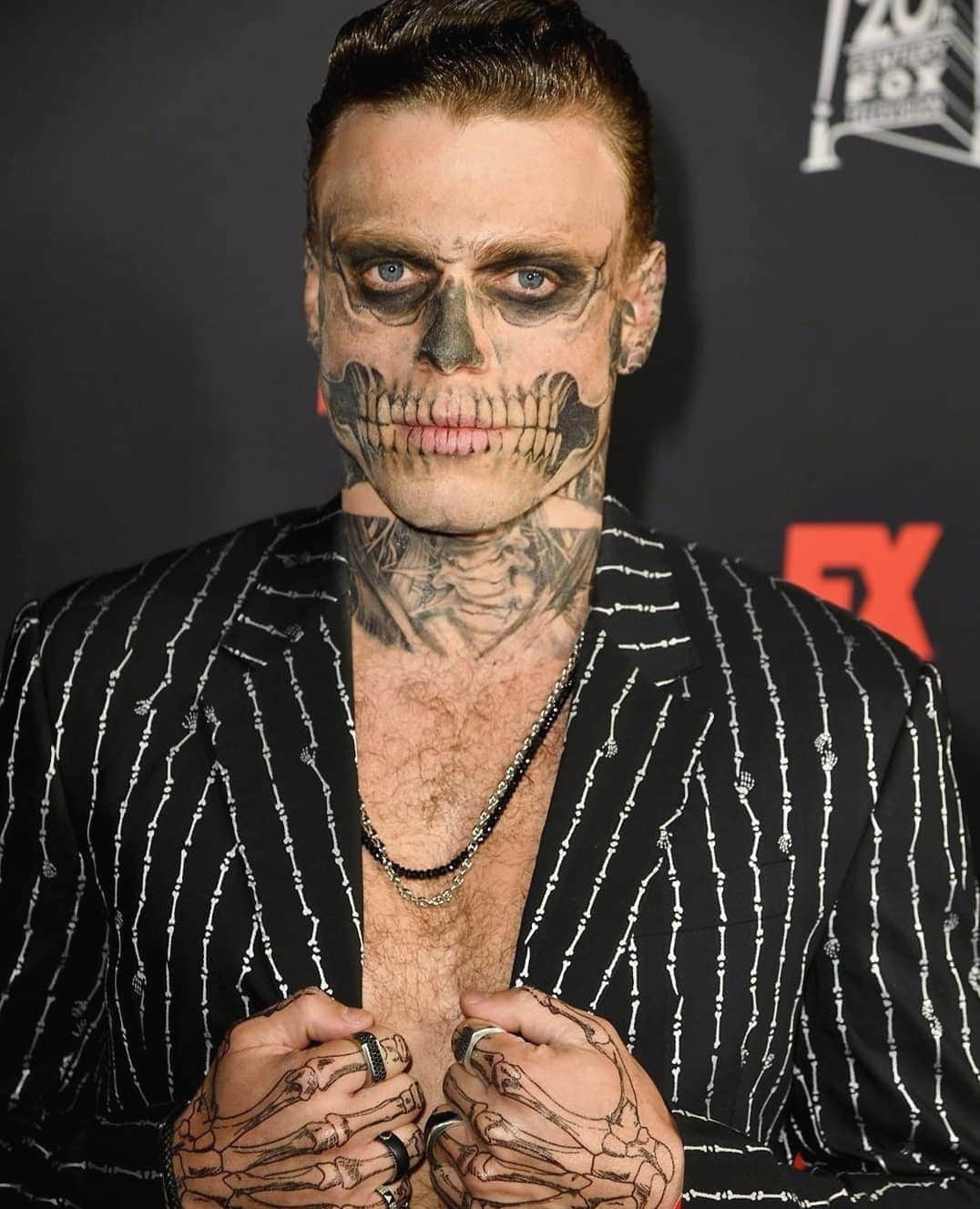 のインスタグラム：「Congratulations on 100 episodes of American Horror Story @mrrpmurphy @ahsfx! Here are a few pics from last night's party - thank you @bradgoreski for dressing/ styling me and @momeinhart for the unbelievable makeup job! 💯💀🔪」