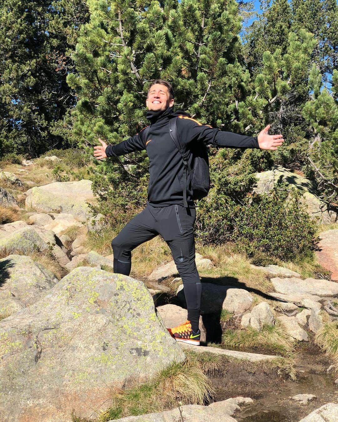 ボージャン・クルキッチのインスタグラム：「A day out hiking with lots of sun and fresh air? I'm in! 😊☀🌲👌🏻 ¿Día de ruta con sol, naturaleza y aire puro? Me lo pido.」