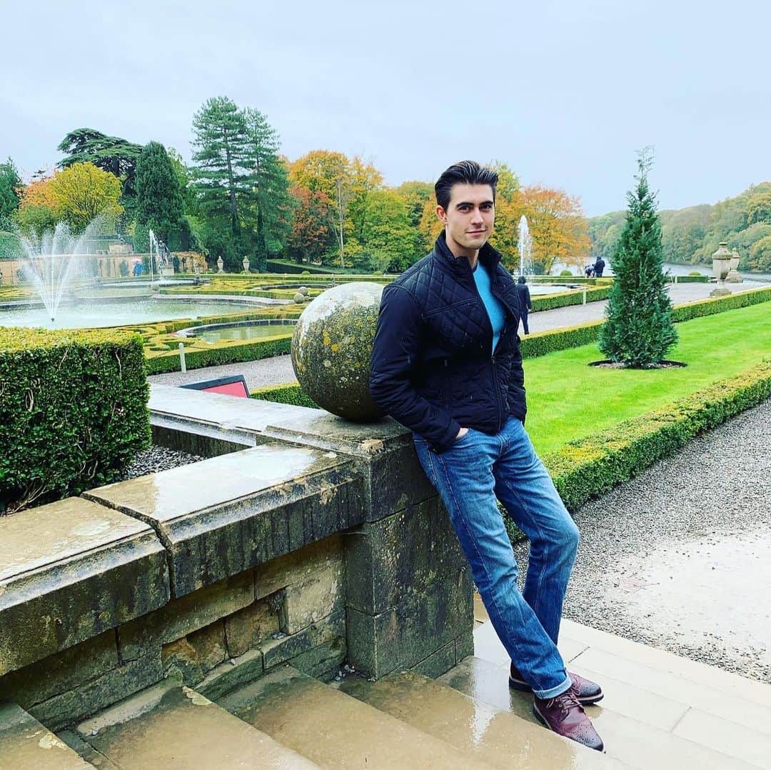 のインスタグラム：「Been a crazy last week! Featuring: - Picture of me at Blenheim Palace taken by @annievkefalas for the sake of my Mother - Another photo of me taken at Anne Hathaway’s cottage by @annievkefalas for the sake of my Mother - The Embankment Tube Station (nearly) after another trip to the National Gallery - Big Ben undergoing work - Blenheim Palace - Anne Hathaway’s cottage - RSC in Stratford」