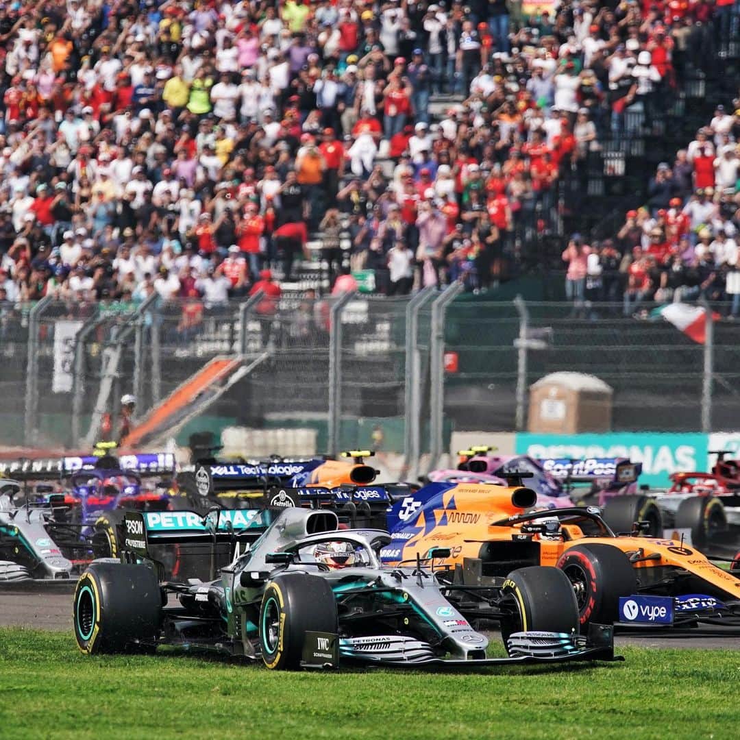 F1さんのインスタグラム写真 - (F1Instagram)「Drama at the start! Max and Lewis both run wide at Turn 1. On Lap 10, Hamilton is now P4, with Verstappen P20 following a puncture . #F1 #Formula1 #MexicoGP #Verstappen #LewisHamilton」10月28日 4時29分 - f1