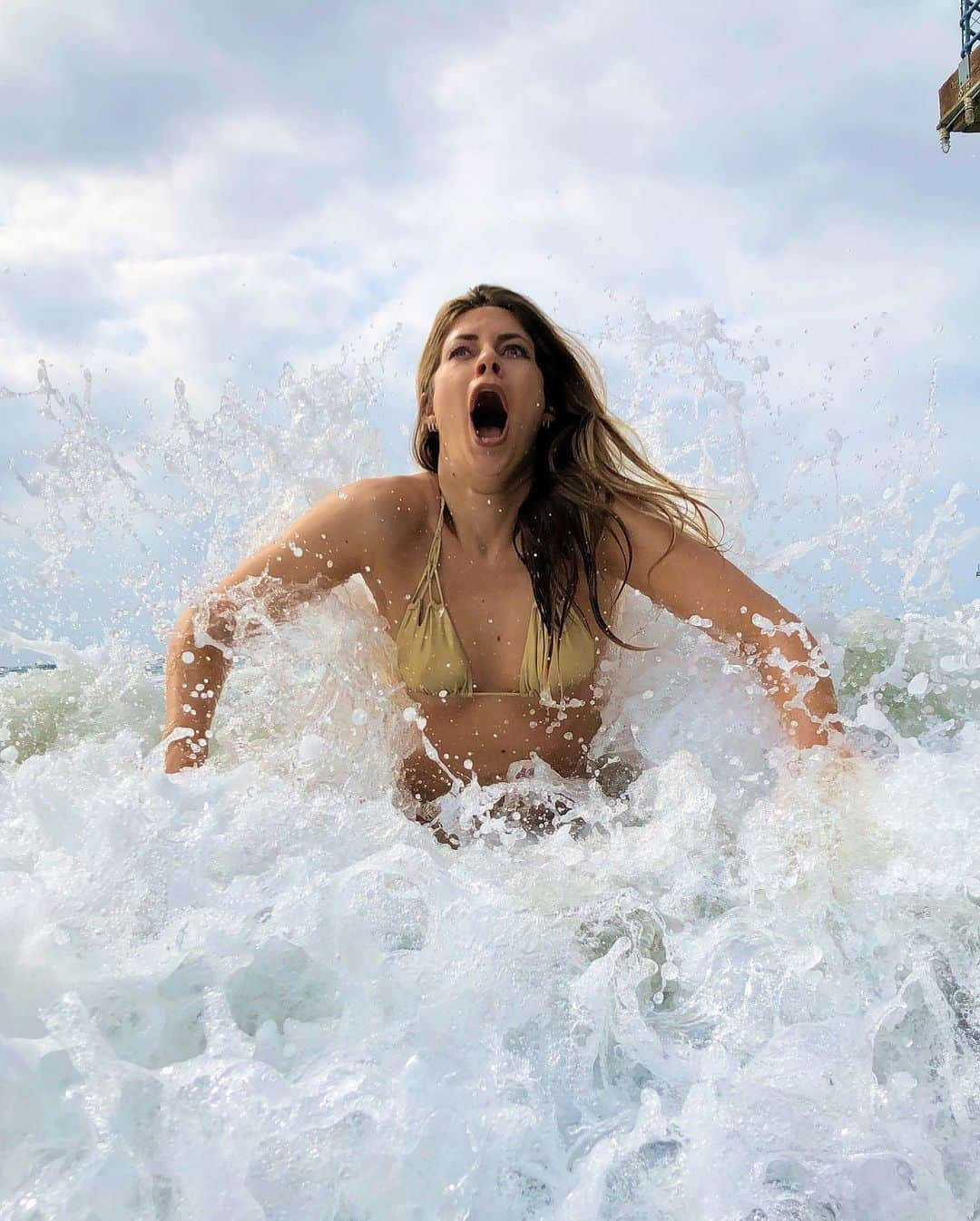 Hannah Stockingさんのインスタグラム写真 - (Hannah StockingInstagram)「Swipe to see my really relaxing day at the beach. 😰🤕😱」10月28日 4時30分 - hannahstocking