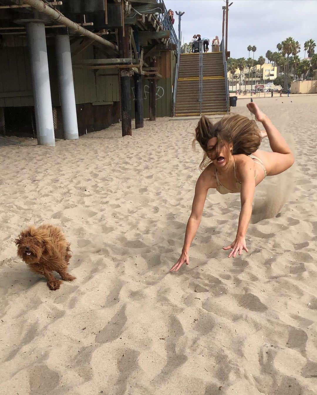 Hannah Stockingさんのインスタグラム写真 - (Hannah StockingInstagram)「Swipe to see my really relaxing day at the beach. 😰🤕😱」10月28日 4時30分 - hannahstocking