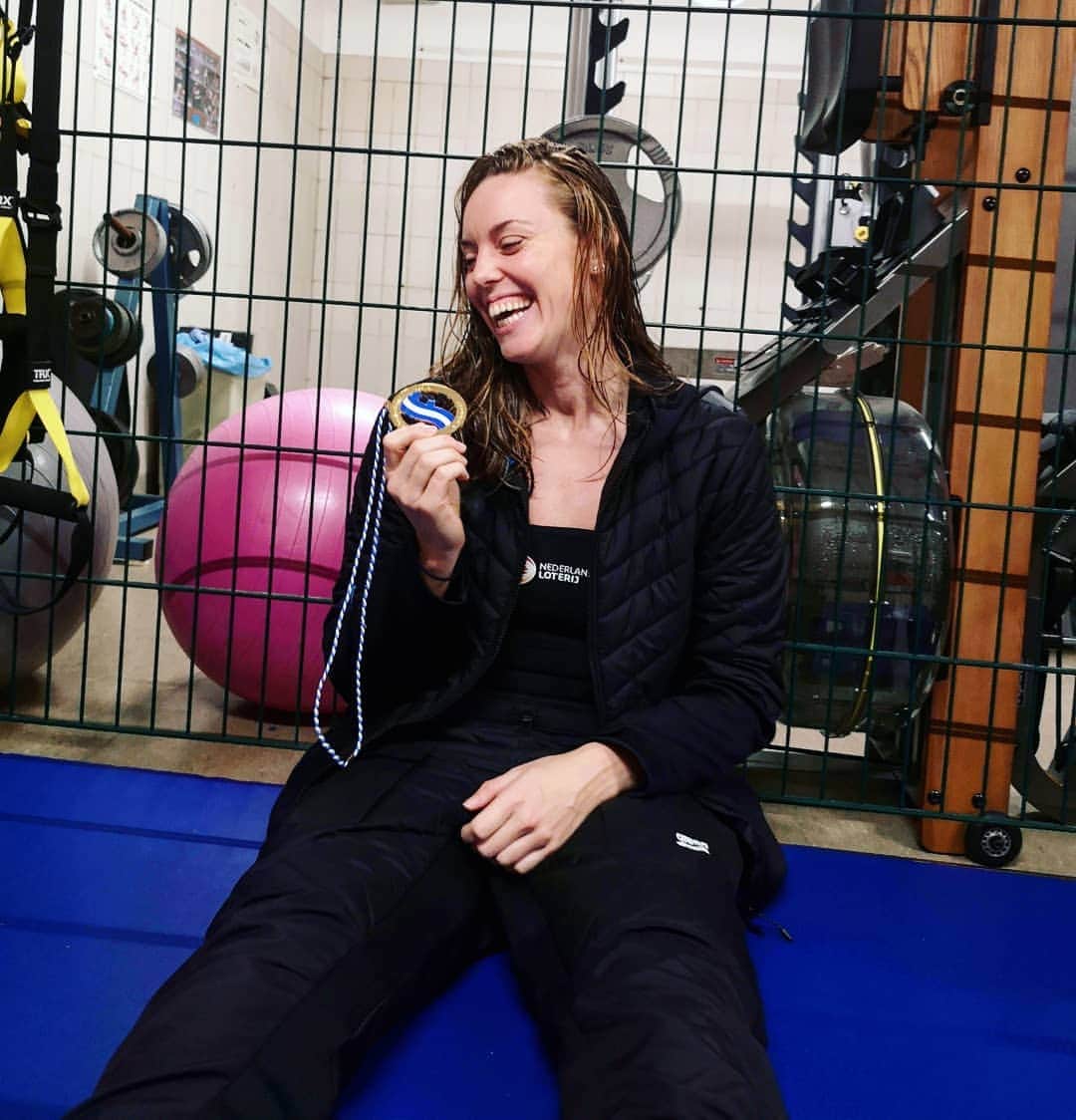 フェムケ・ヘームスケルクのインスタグラム：「Great races this weekend in Aachen! 💪 With 3 Qualification times for Europeans s/c and some encouraging times 👏 🥇 23.72 🥇 51.89 🥇 1.52.12 . . . #AachenSwimFestival #TeamNL 📸 : @maudvdmeer」