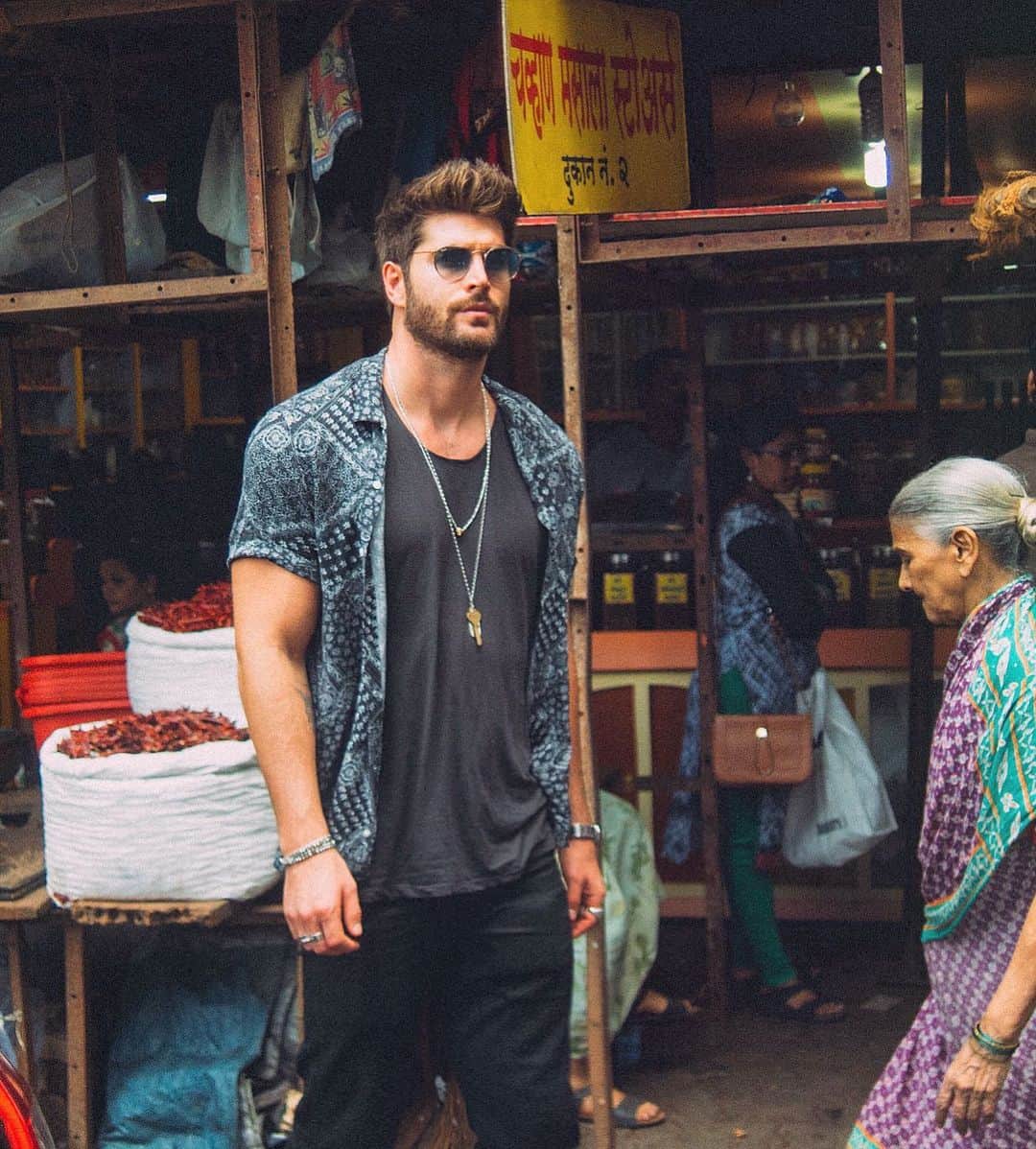 ニック・ベイトマンのインスタグラム：「Happy Diwali 🕯」