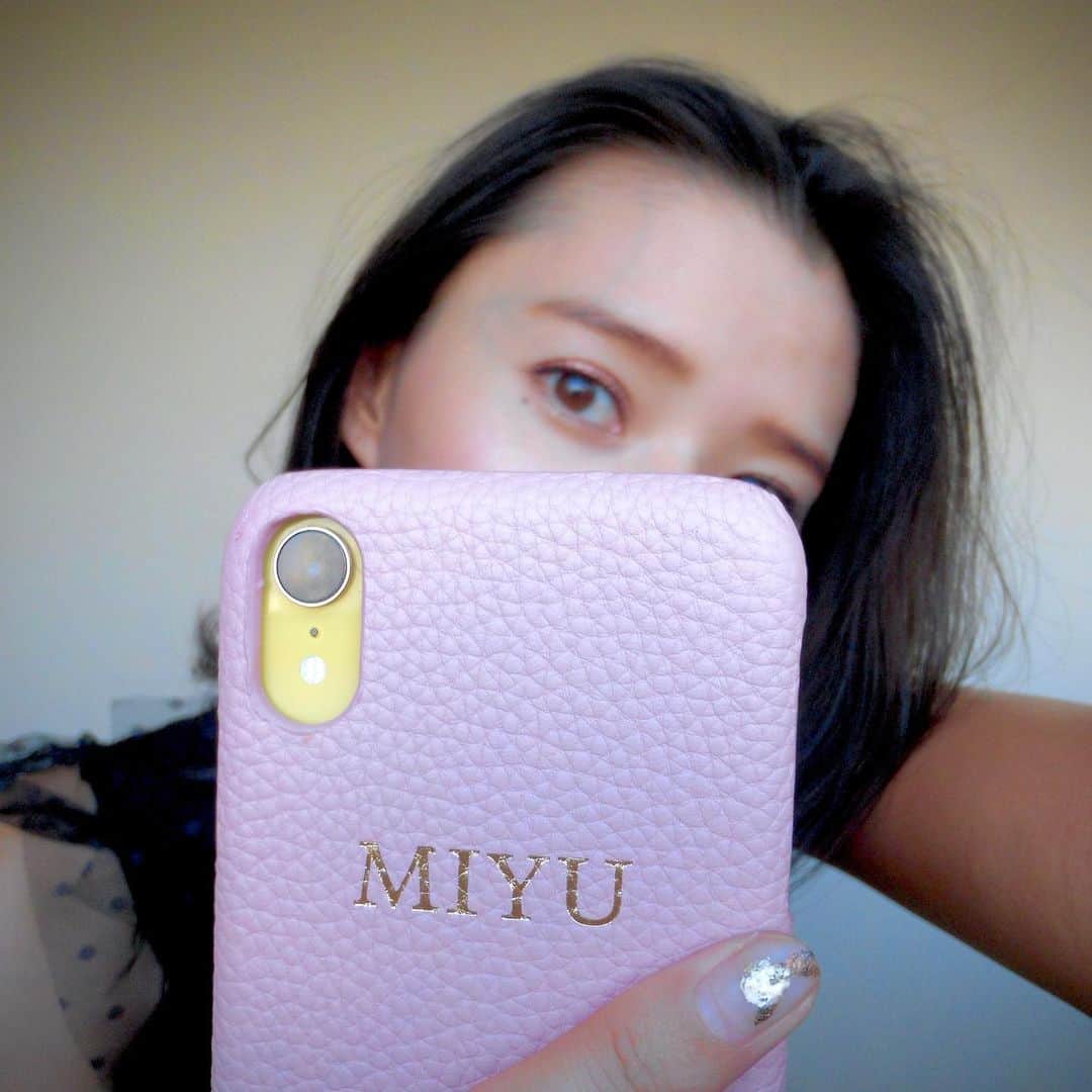美優さんのインスタグラム写真 - (美優Instagram)「NEW iPhone CASE 📱♡ MAISONDESABREで【MIYU】のゴールド刻印をしてもらったよ😊 ・ ・ #メゾンドサブレ　#iPhoneケース　#XR #maisondesabre #pink」10月28日 4時52分 - miyu11_20