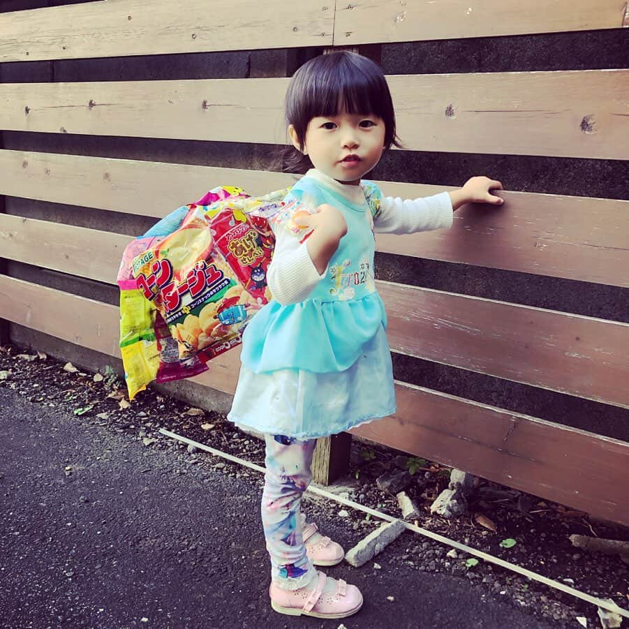 浅川稚広さんのインスタグラム写真 - (浅川稚広Instagram)「『親子で楽しむハロウィンイベント🍭🎃お菓子リュック作り』 この週末は色々な所でハロウィンイベントが開催されていますね〜🧛‍♀️🧟‍♂️🧟‍♀️🎃👻 🌟  今日は、いつも遊びに行く浜田山住宅公園のイベントで、お菓子リュックを作りました💕 息子は作りながら、『今すぐ食べたい〜❣️』と言いながらも頑張って自分1人で、テープを張り合わせていました🌟 まずはじめに、土台になる四角い大きめの箱をクリスプチョコor RITZで選び、次に大きめのお菓子袋を４つ選んで、土台の上に四方で張り合わせます。それから、ラムネの小分けパックを子供の背負う長さに合わせてテープで留めます。 最後に、連続して4.5個付いている小分けパックを２つ選んで裏から張り合わせて、上部に付けます。 これで、ランドセル型リュック🎒完成🌟 更に中にお菓子も入れれます🍭♬子供達は大喜びで、『早く食べたーい‼︎』と騒いでいたので、ちょっとずつ食べようね🌟と話して、帰宅してから妹の🎒を早速解体して、食べさせましたww🤣 お菓子もいっぱい貰えて楽しいイベントでした‼︎ #東京イベントプラス #浜田山住宅公園 #子供向け無料イベント👶🧒 #子育てママ #6歳と2歳の兄妹  #2人育児奮闘中  #スパイダーマンコスプレ #エルサコスプレ  #わたしは普段着」10月28日 5時02分 - chiffy1110