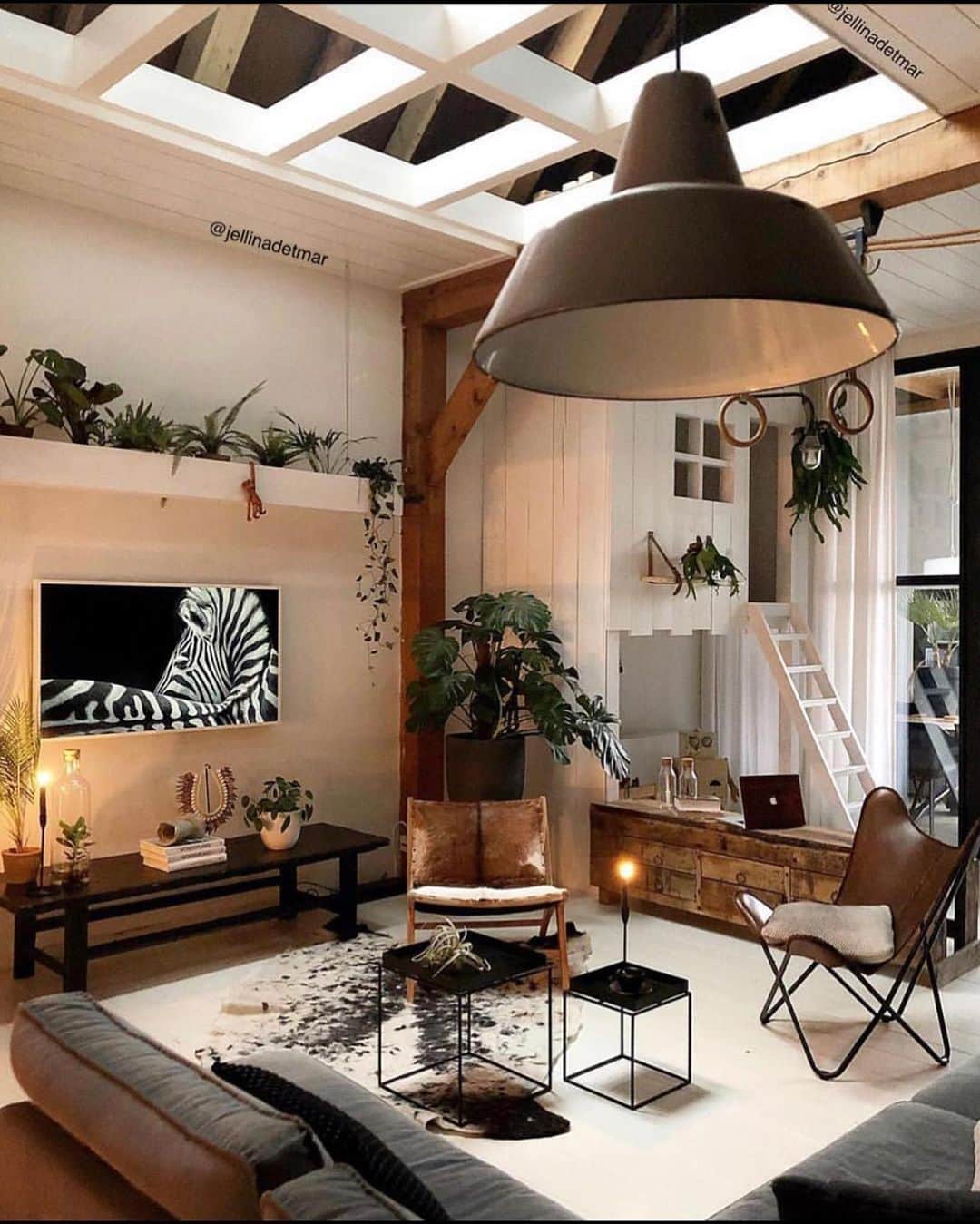 My Interiorさんのインスタグラム写真 - (My InteriorInstagram)「I feel like this is such a fall-cozy living room atmosphere. Agree? Disagree? 😊 @jellinadetmar」10月28日 5時39分 - myinterior