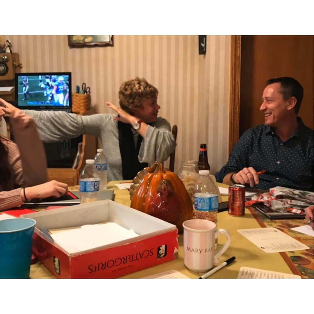 リリ・ラインハルトさんのインスタグラム写真 - (リリ・ラインハルトInstagram)「My parents have been married for 29 years to this day. It is rare to have a relationship so strong and everlasting- I can only hope that I’ll have that same kind of love and happiness ❤️ happy anniversary 🌹」10月28日 6時04分 - lilireinhart