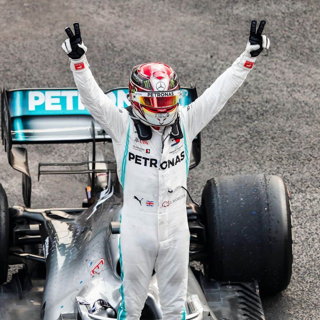 MERCEDES AMG PETRONASさんのインスタグラム写真 - (MERCEDES AMG PETRONASInstagram)「He’s not here, so we’ll say it for him... GET IN THERE, LEWIS!!! 💬 LH: “That was for Bono!” • #MercedesAMGF1 #MercedesAMG #F1 #PETRONASmotorsports #LH44 #MexicoGP #F1esta」10月28日 6時21分 - mercedesamgf1