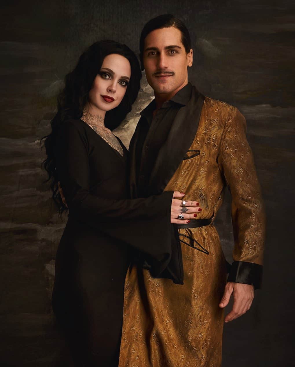 サラ・Xのインスタグラム：「Mom & Dad 🕷🕸🦇 had so much fun in our Morticia and Gomez costumes last night! I did my makeup, Patrick’s, and our friends 🖤✨ Have you done any “Halloween” stuff yet this year? Or are you going to? #halloweencostumes #halloween2019 #morticiaandgomez #morticiaaddams」