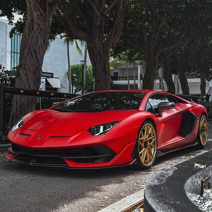 CARLiFESTYLEさんのインスタグラム写真 - (CARLiFESTYLEInstagram)「Red and Gold Aventador SVJ with @wiresonly #carlifestyle #wires Photo @miami_leaps #SVJ」10月28日 6時57分 - carlifestyle