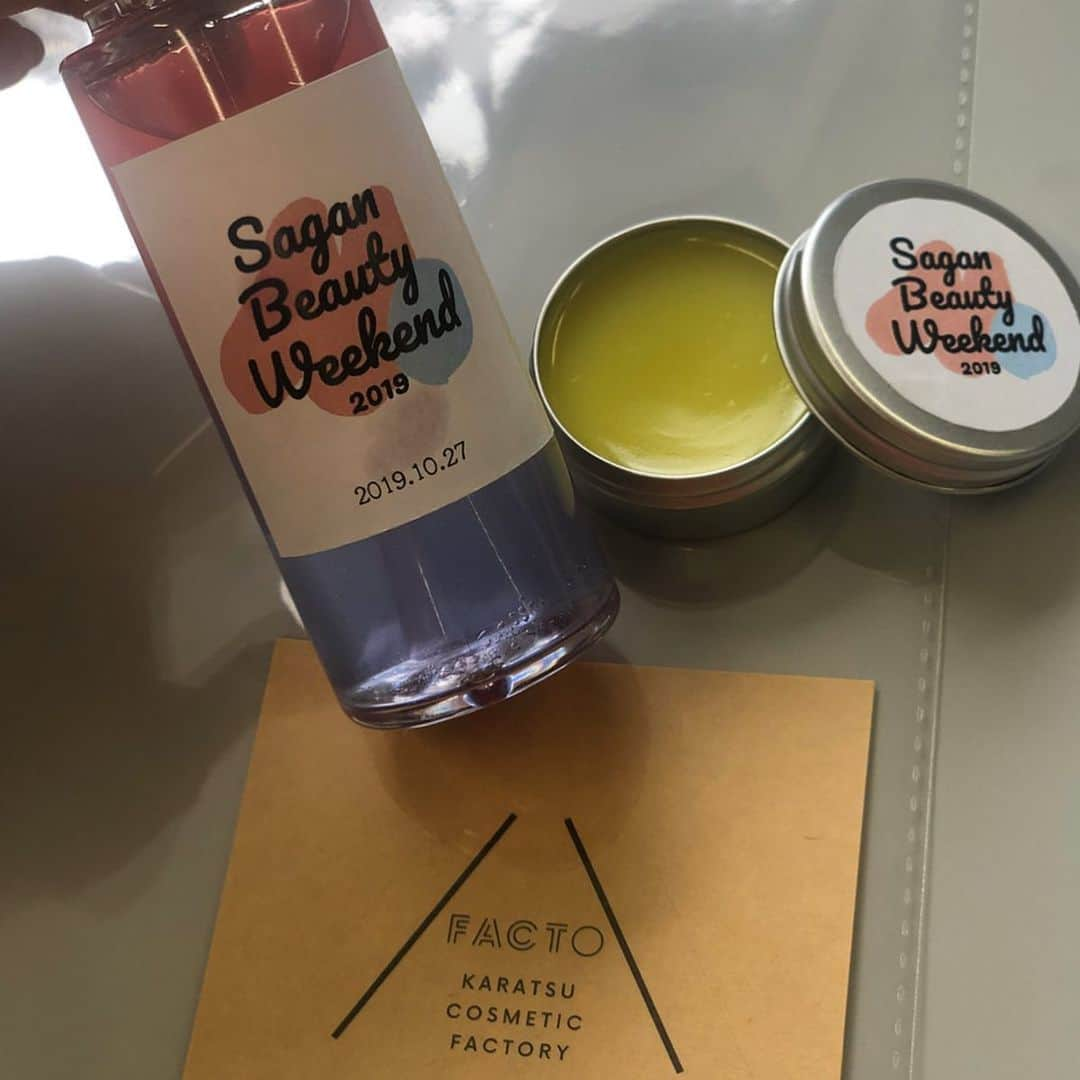 ノーマさんのインスタグラム写真 - (ノーマInstagram)「Sagan Beauty Weekend 2019 【FACTO編】 「唐津コスメティック構想」の新たなモノ作りの場となっているFACTOさんにおじゃまさせて頂きました。 運営を行う株式会社クレコスさんと、ジャパンコスメティックセンター、そして地域の方々の協力でペットボトルリサイクル工場からコスメティックファクトリーへとトランスフォームしたFACTO。 ・ 糸島の間伐材の使用 ・工場エントランスのシンボルとなる陶板の壁面は昨年の　@hanamarche_beauty のワークショップで唐津焼の健太郎窯さんの協力の元作られた陶板 ・原料となる植物の育成を通した放棄地や遊休地の再生 ect… 至る所に豊かな循環を感じる工場でした。 クレコスの暮部さんによるワークショップでは、唐津の植物の精油や植物油を使わせて頂きながら自分の肌質に合わせたコスメ作りを体験。 爽やかで幸福感を齎す香りの植物が多いのも唐津の魅力です🌱💚 #saganbeautyweekend2019  #saganbeauty  #crecos #facto #organic #botanics #植物 #唐津 #佐賀 #サガンビューティー #ジャパンコスメティックセンター」10月28日 17時57分 - noma77777