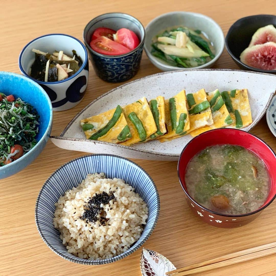 松井絵里奈さんのインスタグラム写真 - (松井絵里奈Instagram)「シェフェスタ2019 in 奈良 10月27日 日曜日 「食べる学校」へ！！ 明日香村でオーガニック野菜と お米を育てていらっしゃる @tarutarufarm  たるいさんの農業への熱い想いや お米が出来上がるまでのお話。 分かりやすく、また面白くお話下さり、最後には美味しい炊きたての自然栽培のお米と、たるいさんの育てたお野菜を使っておかずを作りみんなで食べました🙏🏻✨ 土鍋で炊いた自然栽培のお米の美味しいこと😭 また人参の甘み。葉っぱの味わい。いんげんの柔らかさ。 平飼いたまごの美味しさ…。 いのちのありがたさを 身体いっぱいに感じました❤︎ 毎週金曜日開催の @asuka.bio.marche で たくさんの素晴らしい生産者さんと出会えて繋がることができたのも嬉しいし、 @cfesta2019 でまた 奈良の食材が大好きになりました。 家に帰ってからも 買った食材でお料理を楽しみましたー♪♪ #シェフェスタ #観賞用の稲の美しいこと #お米に感謝 #お米大好き #農業👨‍🌾 #奈良 #NARA #奈良にうまいもんあり #奈良公園 #明日香村 #十津川村のなめこ #寺田農園 さん #たるたる農園 さん #ミニマルライフ さん #ココロネファーム さん #奈良鰹 さん #結崎ネブカ #大和野菜 #えりなごはん #松井絵里奈」10月28日 17時54分 - erina74xx