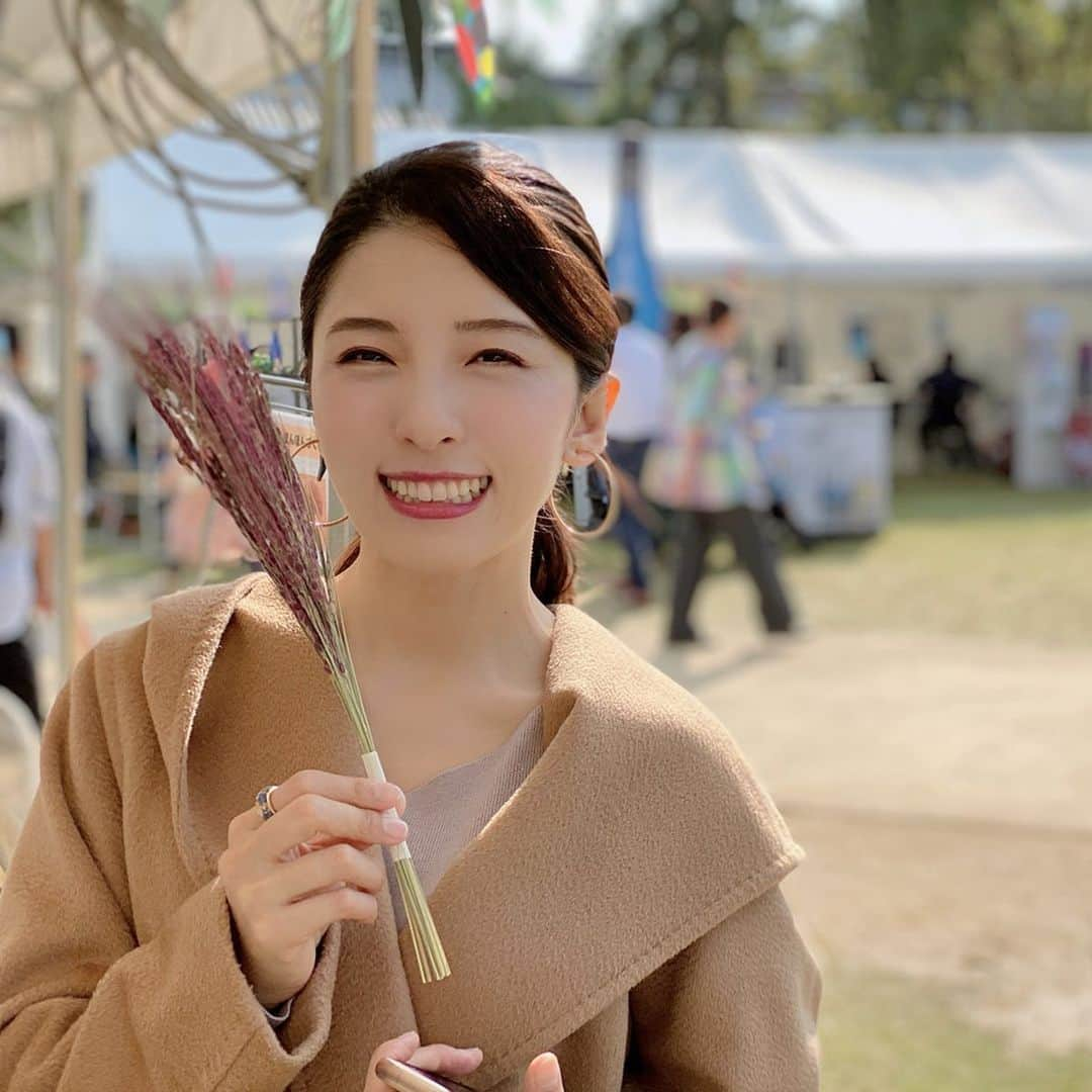 松井絵里奈さんのインスタグラム写真 - (松井絵里奈Instagram)「シェフェスタ2019 in 奈良 10月27日 日曜日 「食べる学校」へ！！ 明日香村でオーガニック野菜と お米を育てていらっしゃる @tarutarufarm  たるいさんの農業への熱い想いや お米が出来上がるまでのお話。 分かりやすく、また面白くお話下さり、最後には美味しい炊きたての自然栽培のお米と、たるいさんの育てたお野菜を使っておかずを作りみんなで食べました🙏🏻✨ 土鍋で炊いた自然栽培のお米の美味しいこと😭 また人参の甘み。葉っぱの味わい。いんげんの柔らかさ。 平飼いたまごの美味しさ…。 いのちのありがたさを 身体いっぱいに感じました❤︎ 毎週金曜日開催の @asuka.bio.marche で たくさんの素晴らしい生産者さんと出会えて繋がることができたのも嬉しいし、 @cfesta2019 でまた 奈良の食材が大好きになりました。 家に帰ってからも 買った食材でお料理を楽しみましたー♪♪ #シェフェスタ #観賞用の稲の美しいこと #お米に感謝 #お米大好き #農業👨‍🌾 #奈良 #NARA #奈良にうまいもんあり #奈良公園 #明日香村 #十津川村のなめこ #寺田農園 さん #たるたる農園 さん #ミニマルライフ さん #ココロネファーム さん #奈良鰹 さん #結崎ネブカ #大和野菜 #えりなごはん #松井絵里奈」10月28日 17時54分 - erina74xx