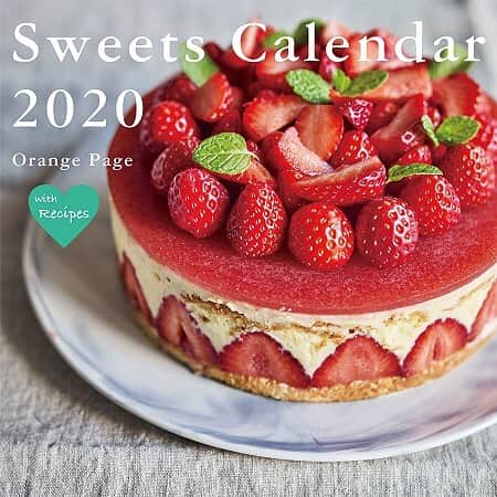福田淳子さんのインスタグラム写真 - (福田淳子Instagram)「今年もオレンジページさんで来年2020年のカレンダーを作らせていただきました。 それぞれの月に合わせて、いろんなお菓子を作っております。味も、見た目も、そして何よりもトキメキ重視のラインナップです。「お菓子は魔法」だなといつも思います。カレンダーを見るたびに幸せな気分になれますように、そんな願いを込めながら12ヶ月分のお菓子を考えて、作りました。巻末にはレシピがついていて、実際にお菓子を再現することもできます。（もちろん全品、オレンジページさんのスタッフが試作済み）ぜひ1度手にとってご覧ください。カレンダーは全国の書店や雑貨店、ネット書店で好評販売中です。  スタッフは去年と同じメンバーで。みなさまのおかげで今年もステキなカレンダーをつくることができました。  撮影：田村昌裕さん、スタイリング：阿部まゆこさん、デザイン：茂木隆行、編集：原田百合子さん。  中身の紹介はまた追ってしたいと思います。 どうぞよろしくお願いします。  #オレンジページスイーツカレンダー #スイーツカレンダー #今年の表紙はフレジエです」10月28日 16時33分 - junjunfukuda