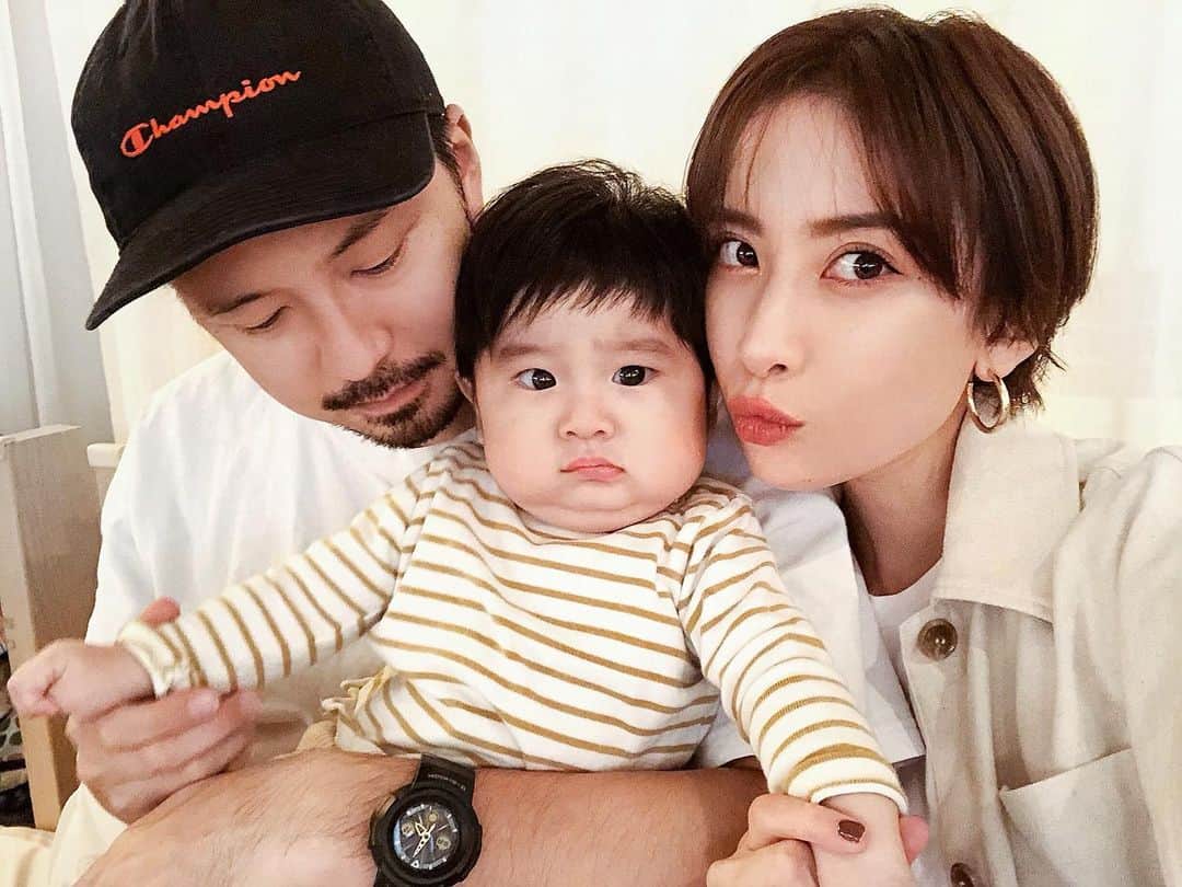 ソンイのインスタグラム：「家族写真撮るのムズい🤔🤳🏻 息子がブレるか旦那さん半目か私がブスか🤢笑」