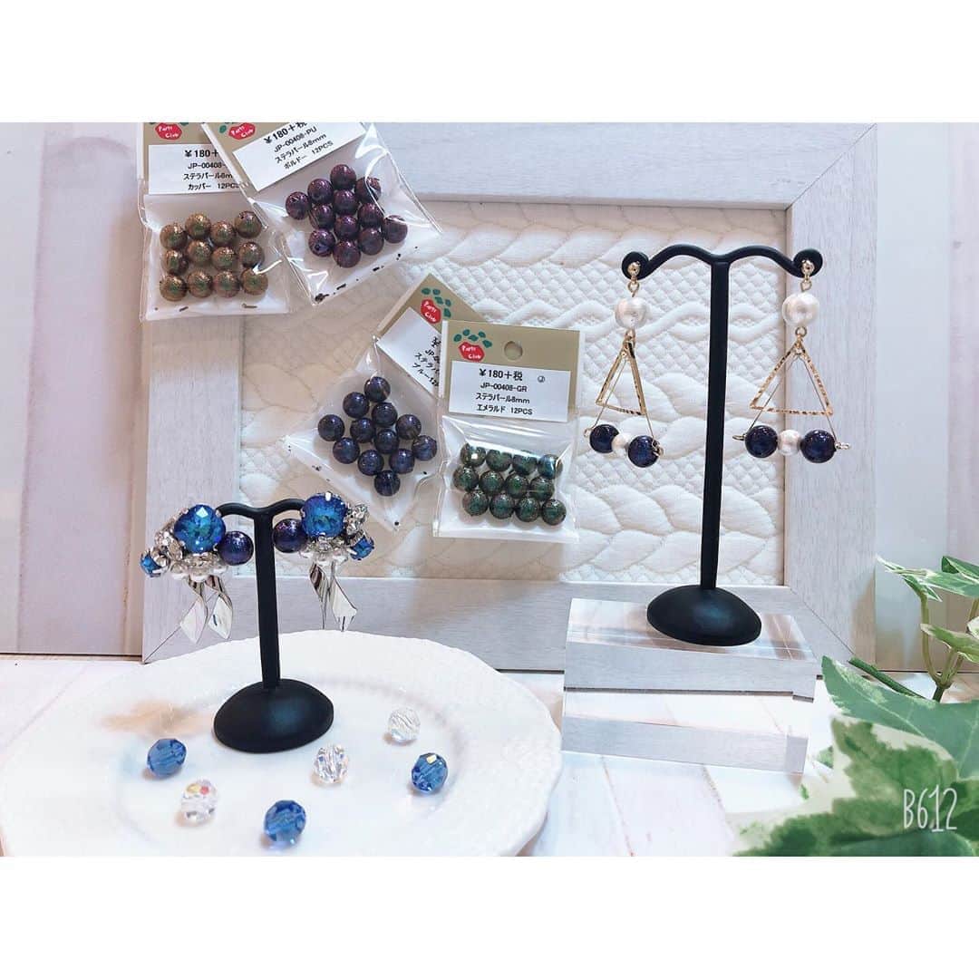 のインスタグラム：「グランフロント大阪店 スタッフ作品🌸 ＊ 1枚目…新商品のステラパールを使用したアクセサリーです✨ 新色のスワロフスキーと合わせて可愛く仕上げてます💕 ステラパールは関西ではグランフロント大阪店限定となっております！ ＊ 2枚目…新商品のフェイクファーつなぎパーツをメタルパーツと合わせて 大振りですが存在感があるピアスです✨ もう一つはダスティカラーのアクリルビーズとシルバーを合わせたピアスです✨ どれもピン曲げと繋げるだけで出来ますので初心者の方にも挑戦して頂けます🌼 ＊ 3枚目…シャイニーパールやスワロフスキーを使用したソウタシエアクセサリーです✨ 写真左側のものはオンラインに掲載されてるレシピ「L1242」をアレンジしたものです！ パーツを代えるだけで違った印象になります✨ 関西ではグランフロント大阪店限定でソウタシエコードを販売しております💕 ＊ 4枚目…ダヤンのレジン教室のご案内です🐈 大人気、ダヤンのレジン教室を開催致します✨ 今回はクリスマス限定柄をご用意しております🎄 お好きな絵柄をお選びいただけます！ ↓ 開催日:11/8(金) 13:00/15:00/19:00 11/9(土) 12:30〜17:00 開催場所:パーツクラブ グランフロント大阪店横スペース お電話でもご予約受け付けております！ ＊ ＊ ＊ ☆一部を除きスタッフオリジナル作品のためレシピなどはございません。 ご理解よろしくお願い致します。 ＊ ＊ 店舗では工具の貸し出しなどもしております！ 新商品も多数入荷しております！ 皆様のご来店お待ちしております💕 ＊ ＊ #パーツクラブ#パーツクラブ公式アカウント#partsclub#ピアス #イヤリング#手作り#スワロフスキー#ハンドメイド#アクセサリー#アクリルビーズ#パール#ソウタシエ#簡単#グランフロント大阪店#instagood#メタルパーツ」