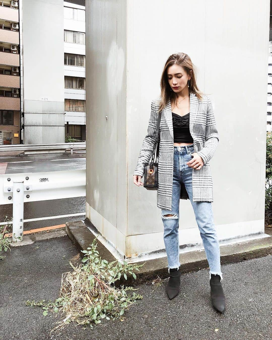 谷口紗耶香さんのインスタグラム写真 - (谷口紗耶香Instagram)「#ootd  jacket>>> @midwest_official  denim>>> @trunc88_official  boots>>> @zara  bag>>> @louisvuitton ・ 動きやすい、かつ、カジュアル過ぎないmix styleを心がけてるよ👋🏽💋 ・ ＪＫにデニム。 レースにライダース。 みたいに 逆なイメージのものを合わせるのがすき！ ほんとは 細いヒールとか履きたいんだけどねー🤘🏽 ・ この Zaraの ソックスブーツが使えすぎる！ mamaにもおススメ💁🏼‍♀️ #instamodel#beauty#instaootd#ootd#model#japanesemodel#sayakataniguchi#shooting#kawaii#girl#mama#japan#instafashion#japanese#today#cute#拍照#可爱#今天的衣服#谷口紗耶香#时尚#패션#귀엽다#일본인#촬영#beautiful#親バカ部 #ママリ」10月28日 16時46分 - saayaamam