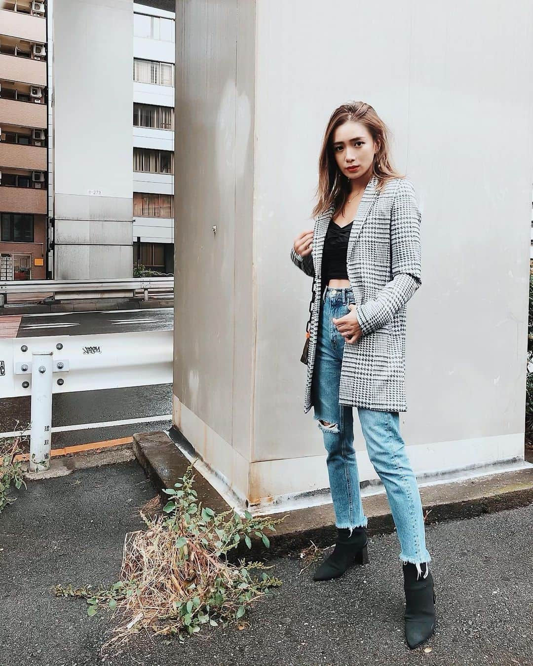 谷口紗耶香さんのインスタグラム写真 - (谷口紗耶香Instagram)「#ootd  jacket>>> @midwest_official  denim>>> @trunc88_official  boots>>> @zara  bag>>> @louisvuitton ・ 動きやすい、かつ、カジュアル過ぎないmix styleを心がけてるよ👋🏽💋 ・ ＪＫにデニム。 レースにライダース。 みたいに 逆なイメージのものを合わせるのがすき！ ほんとは 細いヒールとか履きたいんだけどねー🤘🏽 ・ この Zaraの ソックスブーツが使えすぎる！ mamaにもおススメ💁🏼‍♀️ #instamodel#beauty#instaootd#ootd#model#japanesemodel#sayakataniguchi#shooting#kawaii#girl#mama#japan#instafashion#japanese#today#cute#拍照#可爱#今天的衣服#谷口紗耶香#时尚#패션#귀엽다#일본인#촬영#beautiful#親バカ部 #ママリ」10月28日 16時46分 - saayaamam