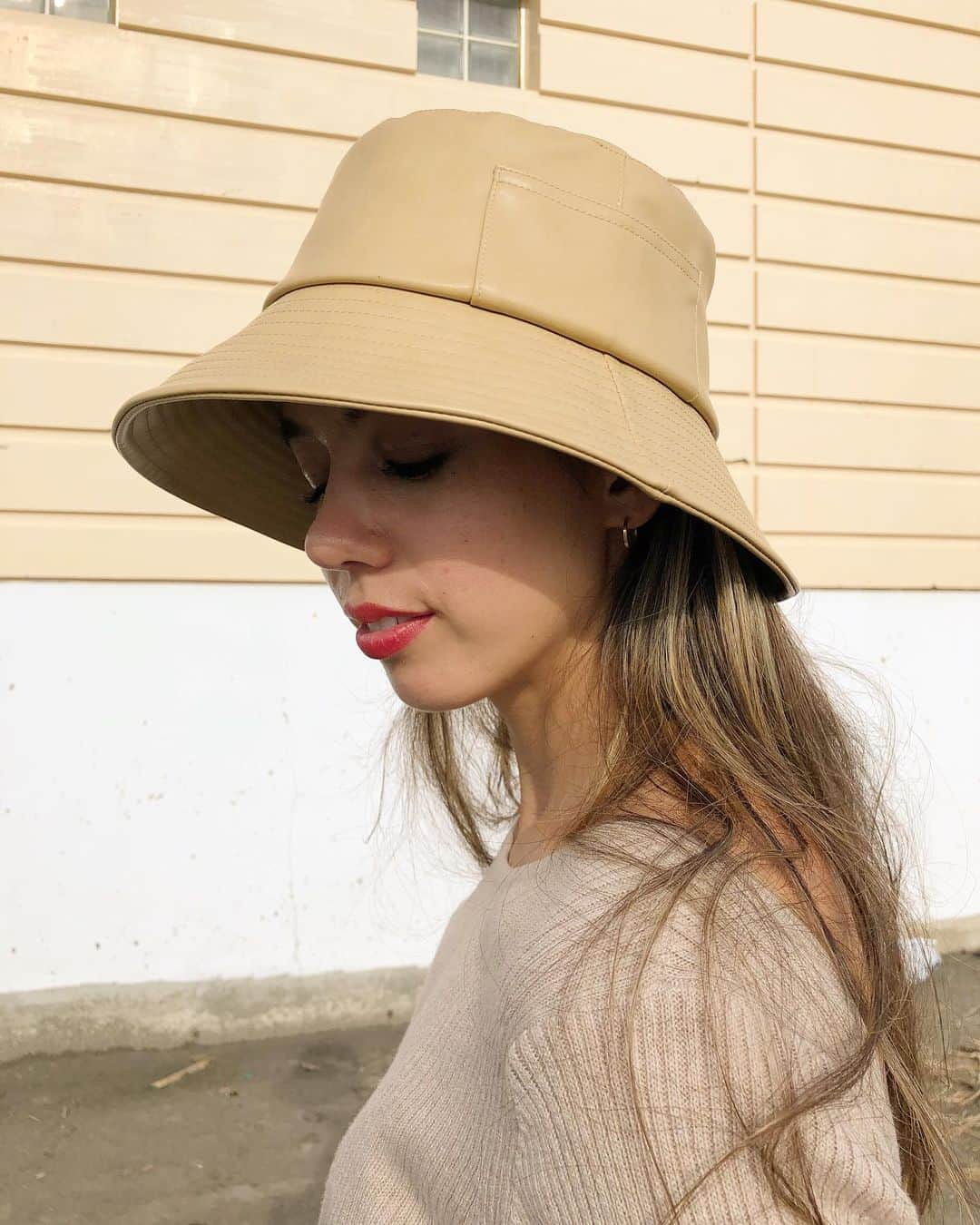 のインスタグラム：「寒くなって 天気が悪いと 塞ぎ込みがちに なってしまうから 気分転換には 美容室行ったり マツエクに行ったり しなくちゃね。 ・ ・ いつも素晴らしい技術と癒しを ありがとうございます😌❤️ ・ ・ 音楽も冬を乗り越える方法！ 早くライブ行きたいなあ💭 人と話したり笑い合うことも大切。 ・ 毎日毎晩、本を読むことしか 出来ない寂しさ😕(好きだけど) ・ ・ そして日々、 ワクワクする仕事が出来ている事に 感謝だなあ！ ・ ・ ・ "繰り返すものは どうしていつまでも 新しいのだろう　 朝の光もあなたの微笑みも　 いま聞こえているヘンデルも…… 一度きりのものは あっという間に 古びてしまうのに "  谷川俊太郎「朝の光」 ・ ・ ・ #マツエク #平塚 #ヘアー #ヘアーカラー #ビュートリアム七里ヶ浜 #癒し」