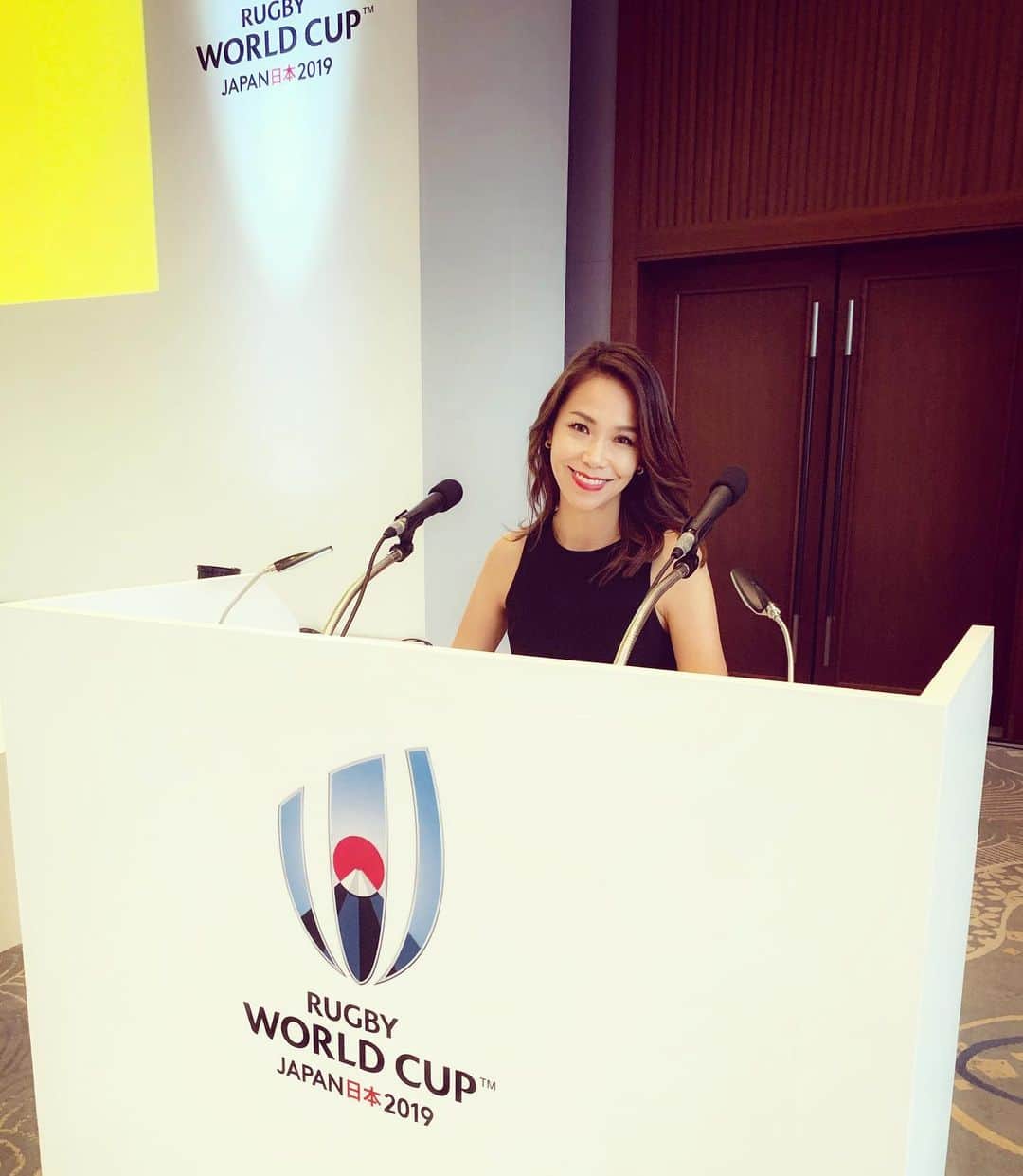 坂倉アコのインスタグラム：「Rugby Rugby Rugby🏉✨ Rugby World Cup 2019 Official event “Rugby as one” 🎤🇯🇵✨ ご縁あって、ラグビーワールドカップのオフィシャルイベントの司会をさせて頂きました。ビル・ボーモント会長、ラグビー選手たちが集まりとっても豪華なイベントになりました。  ラグビーワールドカップも今週末、 残すところ、あと2試合となりました。 11/1の3位決定戦、11/2の決勝戦、イングランド🏴󠁧󠁢󠁥󠁮󠁧󠁿🆚南アフリカ🇿🇦、どちらが優勝するのでしょうか🏆  個人的にはオールブラックスとウェールズの3位決定戦もとても楽しみなところですが🥰、 どちらの試合も手に汗握る熱い試合展開になること間違いなし。  決勝戦に関しては、🏴󠁧󠁢󠁥󠁮󠁧󠁿✖️🇿🇦、 勢いづいた両チームの戦い、楽しみ過ぎる🔥🔥🔥 皆さんはどちらだと思いますか？🤔🙌✨ #rugbyworldcup #rugbyworldcup2019 #rugby🏉 #rugbyfan #rugby #ラグビーワールドカップ2019 #ラグビーw杯 #ラグビー好きな人と繋がりたい #栄倉麻桍 #ambitious」