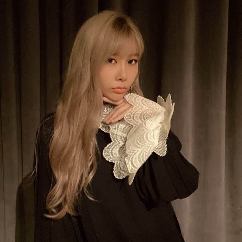 ジェアのインスタグラム：「이제 곧 브아걸 음원이 나오네요~! 10번트랙까지 꼬옥 들어주셔야해요 😘 마지막 트랙이 제 솔로곡이거든요 당연히 숨스도 🙏🏻 오랜만에 찾아온거 미안하지만 그마만큼 소중히 담아봤으니 즐겨줘요✨#브아걸 #re_vive」