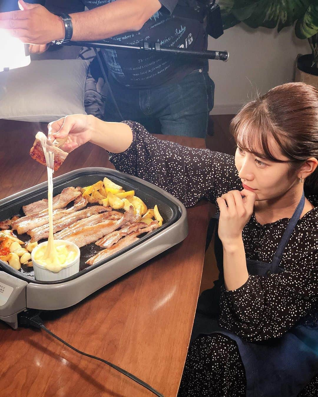 島津咲苗さんのインスタグラム写真 - (島津咲苗Instagram)「食べ物が美味しく見えるように、箸で持ち上げて撮影することを テレビ業界の用語で #箸上げ といいます。アップで映像を撮ることが多いので、手が震えないように・・・と緊張の瞬間です。 ちなみに箸上げは得意です😁🥢笑 . . . #サムギョプサル #チーズ #チーズが伸びる #チーズびよーーーん #撮影中 #撮影裏側 #アナウンサー #メーテレアナウンサー #箸上げ職人 #ロケ #ハピスタ #島津咲苗」10月28日 16時57分 - sanae_shimazu