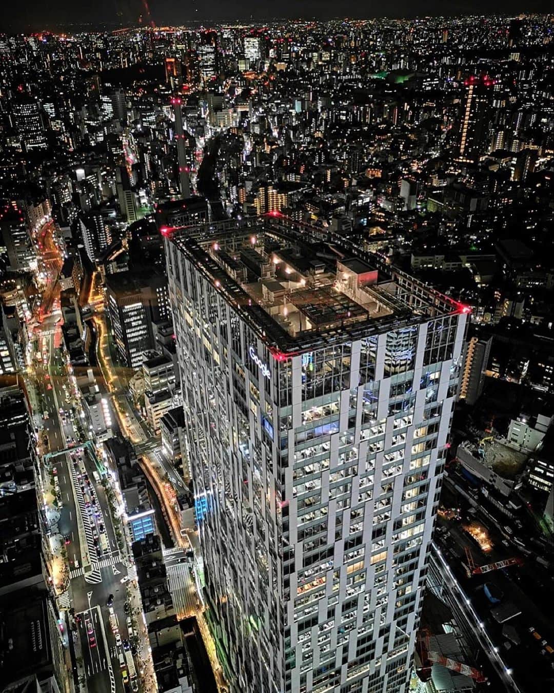 Locariのインスタグラム：「11/1にオープンする「渋谷スクランブルスクエア」の展望施設「SIBUYA SKY」✨ . 360度の大パノラマが圧巻で、渋谷の街並みはもちろん、東京タワーや東京スカイツリーも見られますよ🗼👀 写真はHUAWAI P30で撮影しました。難しい夜の撮影も驚くほどきれい📱🌙 .  #渋谷スクランブルスクエア #渋谷スカイ #SHIBUYASKY #HUAWEI #HUAWEIP30」