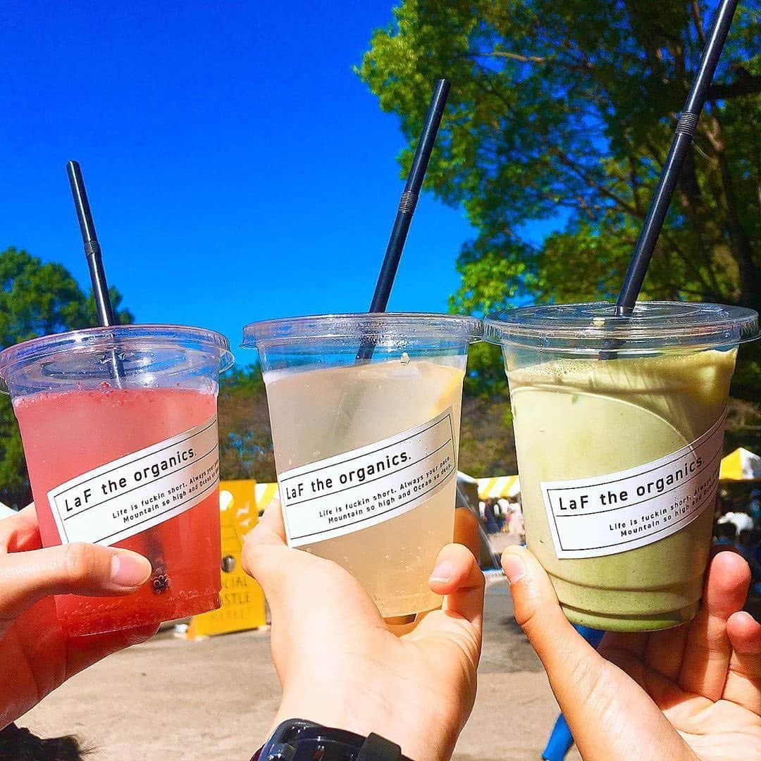 のインスタグラム：「「ハニーレモネードソーダ」﻿ リポスト✒︎ #食べ歩くナゴレコ　特典近日公開！ 多治見市のオーガニックスタンド、LaF the organicsさんのドリンク🥤🍋﻿ ﻿ 安全、かつ新鮮な素材を使用したゴールドプレスジュースをはじめ焼き菓子も店頭では販売されているようです🤤🍪﻿ ﻿ こちらは先日、名古屋城で開催されたソーシャルキャッスルマーケットに出店された際のお写真📸⭕️﻿ ﻿ 青空に映える３色のドリンクがとても綺麗ですね💯👏🏻﻿ オーガニックということで安心して頂けるのも嬉しいです🌱 ✨﻿ ﻿ ﻿ナゴレコでは現在も #食べ歩くナゴレコ のフォトコンテストを開催中です🤳🏻💫 皆さんも是非 #食べ歩くナゴレコ をつけて投稿してくださいね😎🎈﻿ ﻿ @foodieina.cafeさん、#食べ歩くナゴレコ ありがとうございます⭕️﻿ ﻿ Repost @foodieina.cafe・・・﻿ ﻿ 名古屋城｜Laf the organics さん🥤﻿ 【@socialtower.jp にて 】﻿ *﻿ *﻿ 昨日、ボランティアスタッフとして参加させていただきました﻿ #socialcastlemarket （#ソーシャルキャッスルマーケット ）にていただきました、﻿ 左から、﻿ ストロベリーソーダ 🍓❤️﻿ ハニーレモネードソーダ 🍯🍋﻿ 抹茶ラテ 🍵💚﻿ です♩﻿ *﻿ *﻿ 「Laf the organics」さんは、多治見にあるオーガニックスタンド👀✨﻿ コールドプレスジュース をはじめ、﻿ からだに優しい、素材にこだわりをもったものが味わえるみたいです！﻿ *﻿ *﻿ 私がいただいたのは、ハニーレモネードソーダ。﻿ ハチミツが入っているとはいえ、さっぱりしたレモネードで飲みやすく、美味しかったです☺️💓﻿ *﻿ *﻿ こうしたイベントを通じて、新たにお店を知ることができるから、嬉しいです♩﻿ *﻿ *」