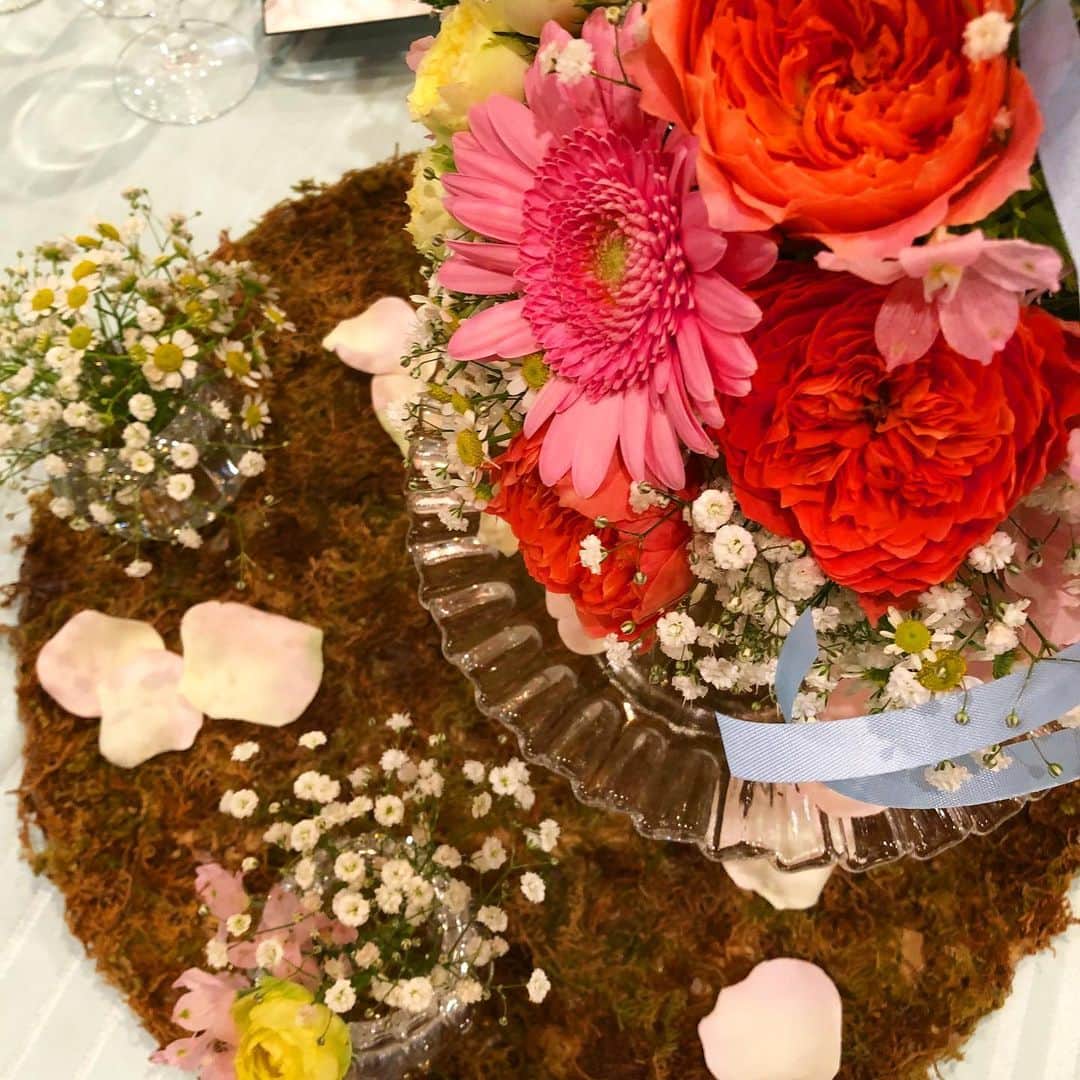 のインスタグラム：「会場コーディネート皆様はどのようなものをお考えですか？💐 . . 毎週末行なっておりますブライダルフェアでは実際にコーディネートもご覧いただけます😊 . 皆様のご参加お待ちしております！ ・。・。・。・。・。・。・。・。・。. . 『#lumiamore』. のハッシュタグをつけて お写真を投稿してくださいね♪♪. こちらの公式IGで取り上げさせていただきます＊. #ルミアモーレ #ベイサイド #浜松町  #wedding #weddingdress #instawedding #結婚式 #f4f #l4l #instagood #bayside #結婚式場  #前撮り#プレ花嫁 #ロケフォト #結婚式準備  #日本中のプレ花嫁さんと繋がりたい  #ウェディングフォト #ウェディング  #和装 #色打掛 #白無垢 #ウェディングドレス #カラードレス #花嫁準備 #2019秋婚 #2020冬婚 #2020春婚 #家族婚 ・。・。・。・。・。・。・。・。・。 .」