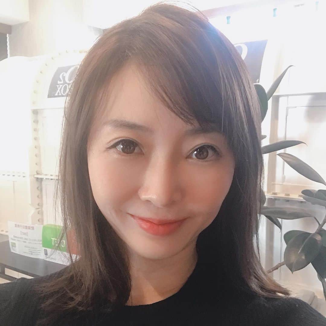 のインスタグラム：「週明けは、朝一のミーティングの後に、  仕事の合間の加圧スタジオから始まる💕💕 加圧トレーニング、  独身の頃に約7年やっていたけれど、  4回の出産を経て、変わった身体に喝を入れてます😂  やっぱりいいです😆  加圧トレーニングは辛いけど、一番効果を実感するなぁ😆😆😆 続けなければ意味がないので頑張ります❗️ #加圧トレーニング #ジム #gym #kaatsu #bodyfit #workout」
