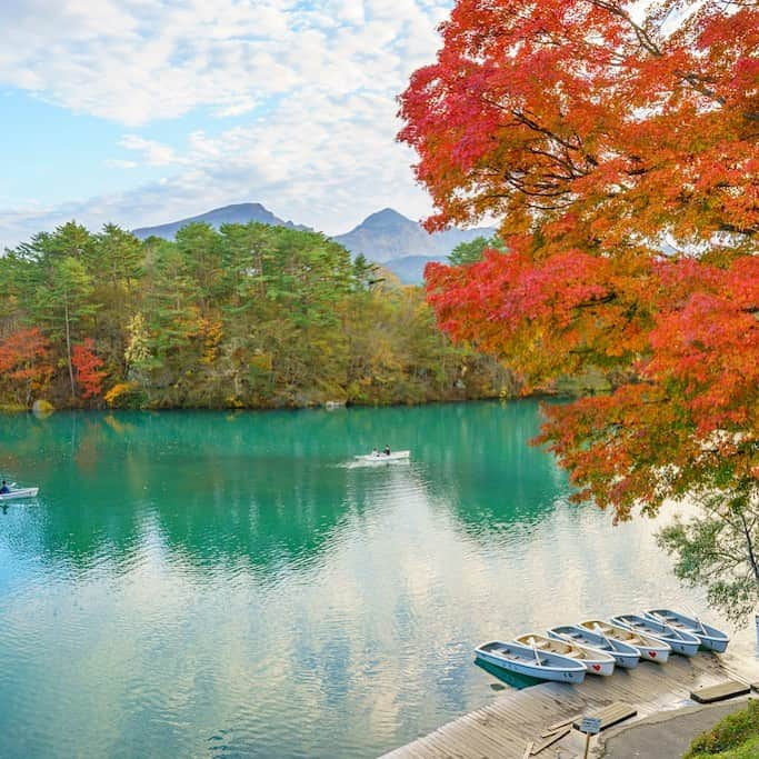 福島県さんのインスタグラム写真 - (福島県Instagram)「来て！ 五色沼湖沼群 1888年（明治21年）磐梯山が水蒸気爆発により岩なだれが川をせき止め、このエリアに数百もの湖沼が形成されました。そのうちの数十の湖沼群が「五色沼湖沼群」です。最も大きな「毘沙門沼」ではボートを楽しむことができます。秋はエメラルドに輝く水面と紅葉のコントラストが見事です。 ※交通情報等ご確認の上、お出かけください。 #北塩原村 #紅葉 #五色沼湖沼群 #毘沙門沼 #裏磐梯 #福島 #ふくしま #ふくしまからはじめよう  #来て#futurefromfukushima #fukushima #traveljapan #japantrip #explorejapan #japanadventures #japanholiday #beautifuldestinations #instatrip #art_of_japan #instagramjapan #japan_of_insta」10月28日 17時17分 - realize_fukushima