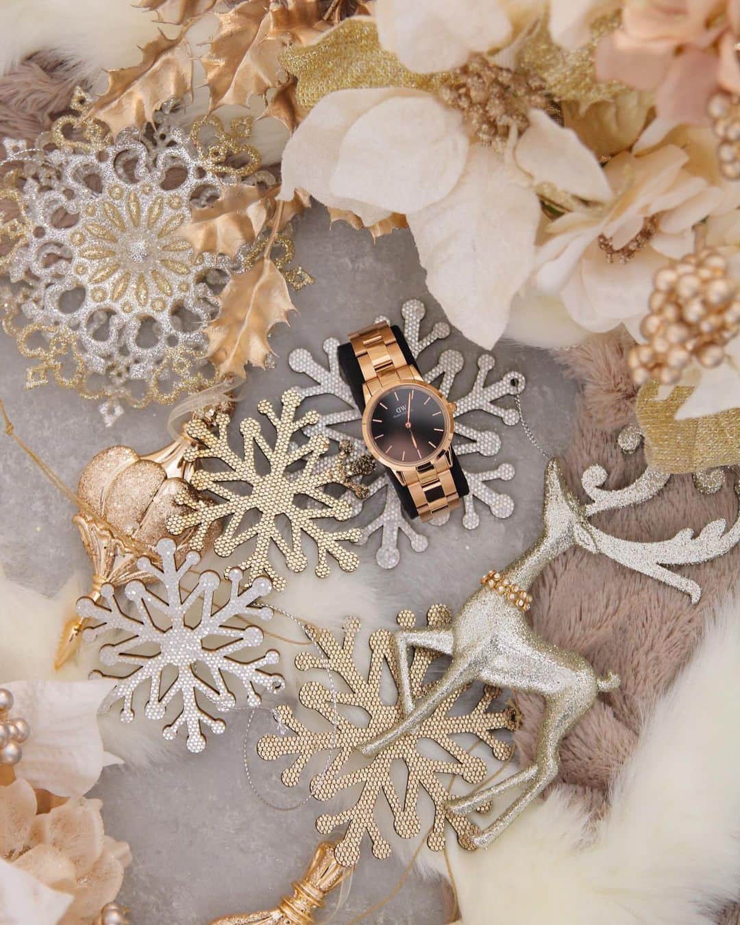 東京堂アーティフィシャルフラワーMAGIQのインスタグラム：「【アーティフィシャルで季節を迎える】・ 〜Winter Flower Home Decoration(ウィンターフラワー ホームデコレーション) ・ FX1533 テクスチャーポイン FX5612㊿ ディップルホリー XO892 ブロッシュオーナメント XO55⑱⑲ メタリックスノーアソート XO3648 シャンパンレインディア XO3719⑱ グレッグオーナメント RY991⑧ ファーシート RY210015② フェイクファーテープ ・ ・ DANIEL WELLINGTONの新作 「Iconic Link」 ラグジュリアスなローズゴールドに 目を引くブラックの文字盤。 スタイリッシュでも キュートなコーデでも似合います。 ・ #Christmas にピッタリなデザインですね。 いつも頑張っている 自分へのプレゼントにいかがですか🎁 ・ 〜＊〜 @danielwellington × ＠‪magiq.jp‬ collaboration 〜＊〜 ・ ●Use my code 👉magiq2 to get an additional 15%discount （ ‪12/31‬ まで有効、公式サイト使用のみ） ●official online Store👉 ‪https://www.danielwellington.com/jp‬ ・ 🎨ダニエルウェリントンのオータムギフト キャンペーンを開催！ ・ ○‪10 月 31 日‬迄の期間限定で腕時計のご購入でギフトラッピング無料 ・ #TOKYODO#MAGIQ#MAGIQのある暮らし#東京堂#アーティフィシャルフラワー#アーティフィシャル#アートフラワー#造花#花のある暮らし#花のある生活 #花好きな人と繋がりたい#フラワーデザイン#フラワーアレンジメント#フラワーアレンジ#アレンジメント#花が好き#花を飾る#artificial#artificialflower #flowerofinstagram #flowersoninstagram#winterflowers #danielwellington#ダニエルウェリントン #dw新作#danielwellington#腕時計#手元くら部 #手元倶楽部」