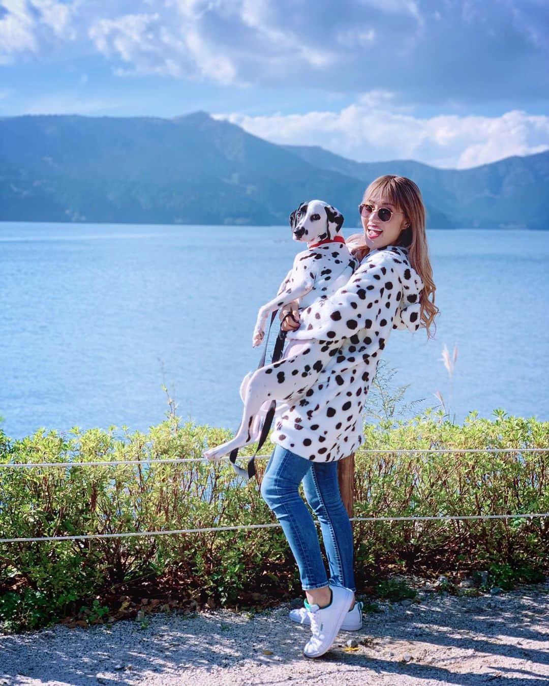 五月千和加さんのインスタグラム写真 - (五月千和加Instagram)「. 愛犬メロディとの箱根旅🚘 お天気も良く 1日目は最高！芦ノ湖も彼女とみられて心が満たされました😉💓 . . #メロディ #芦ノ湖 #箱根 #ダルメシアン #ダル #ダルメシアンパピー #愛犬 #愛犬とお出かけ #愛犬と旅行 #旅行 #温泉旅行 #箱根旅行 #大型犬 #犬と一緒に旅行 #犬と旅行 #ダルメシアンパーカー #パーカー #hoodie #doggy #tripwithdog #travel #hotsprings #dalmatian #dalma #dalmatianpuppy #puppy」10月28日 17時25分 - satsuki_senwaka