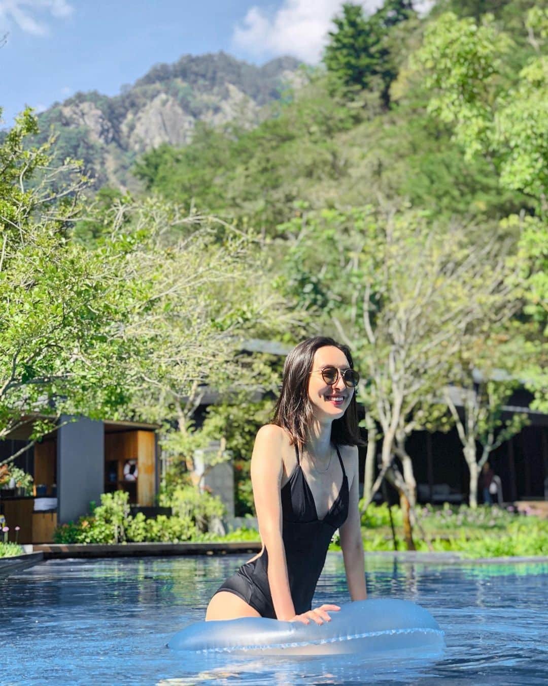 前田紀至子のインスタグラム：「台湾台中にオープンした海外2軒目の星のや、その名も星のやグーグァンに来ています。 ストーリーズにお部屋のムービーを載せたところ、どこの温泉？と沢山ご質問を頂きましたが、実は日本では無く台中だったのです。 コンセプトは“温泉渓谷の楼閣”というだけあって、全室半露天風呂付の客室で愉悦に浸りながらも、開放的なパブリックスペースは全力でエンジョイ。 浮き輪を借りてこんなにプールではしゃいだのは久しぶりかもしれません。 #星のやグーグァン#星のや#hoshinoresorts#hoshinoyaguguan#星野集團#虹夕諾雅谷關#前田紀至子世界の旅」