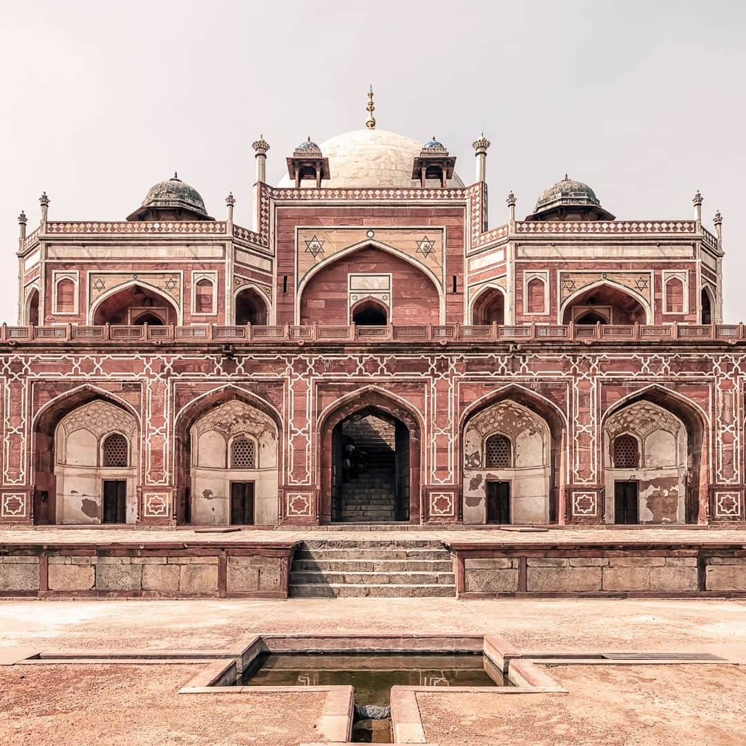 JALさんのインスタグラム写真 - (JALInstagram)「. #UncommonOctober Built in the 16th century, Humayun's Tomb is an impressive representation of Indo-islamic architecture.  Planning a trip to India? We recommend traveling during the dry season, from October to March ✈︎ . フマーユーン廟はインドのイスラーム建築の代表的作品🕌 インド旅行は乾季に入る10月〜3月が◎ . . Post your memories with #FlyJAL  #JapanAirlines #india #delhi #humayunstomb」10月28日 17時29分 - japanairlines_jal