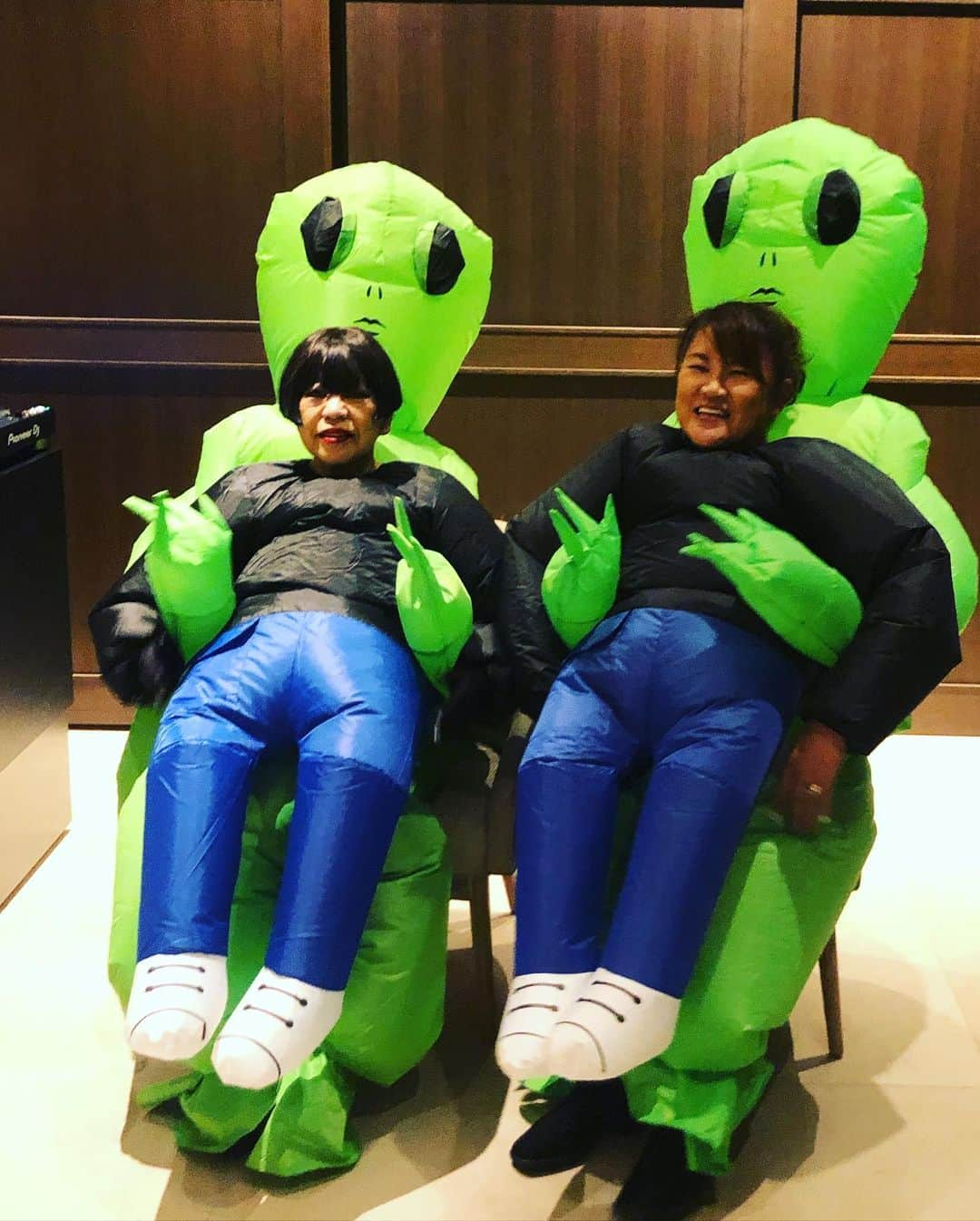 コシノジュンコさんのインスタグラム写真 - (コシノジュンコInstagram)「仲良し邦ちゃんとハロウィンパーティー#ハロウィン#仮装#宇宙人#山田邦子#コシノジュンコ」10月28日 17時32分 - junko_koshino_official